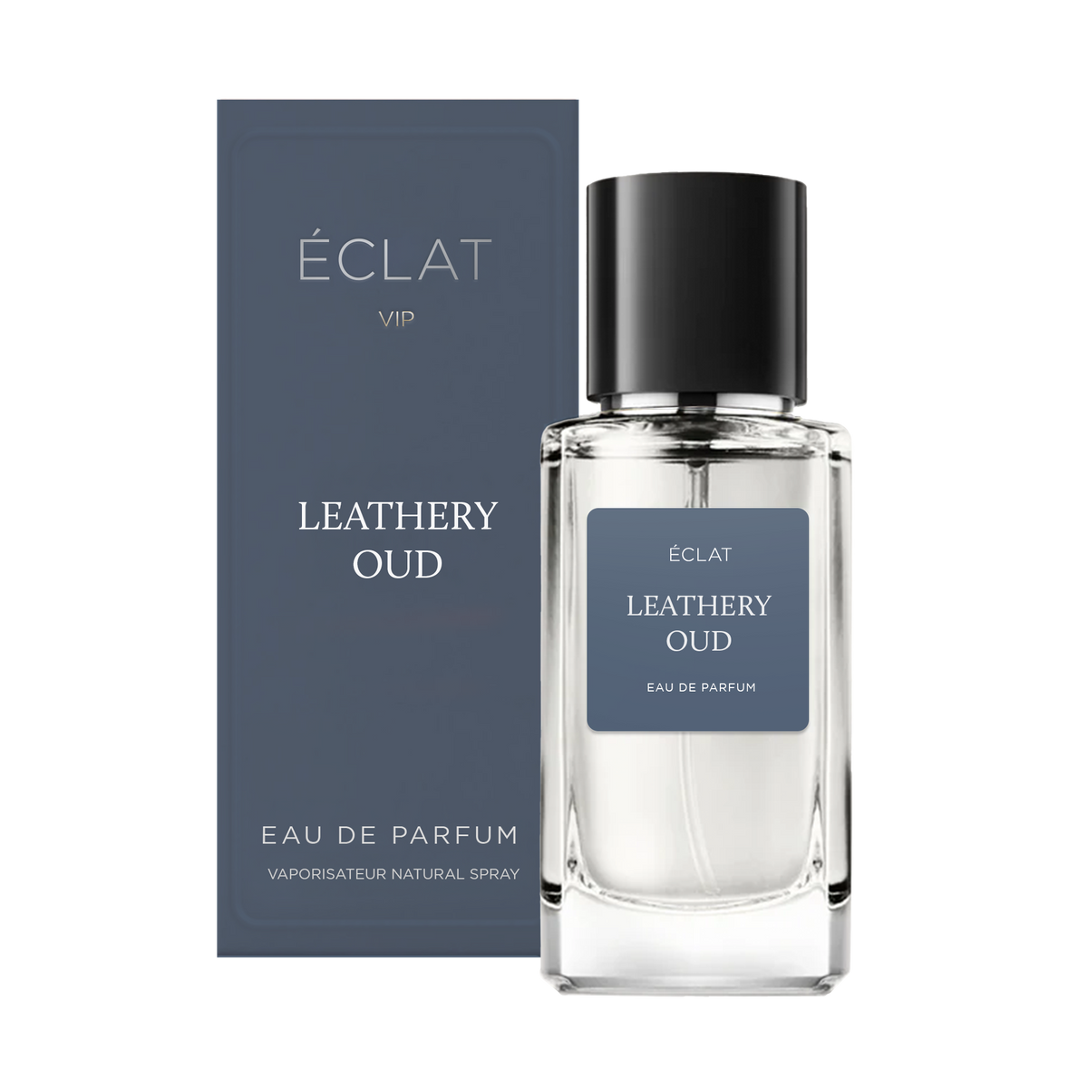Perfumy ÉCLAT Leathery Oud są prezentowane z granatowym pudełkiem obok przezroczystej szklanej butelki z czarną nakrętką.