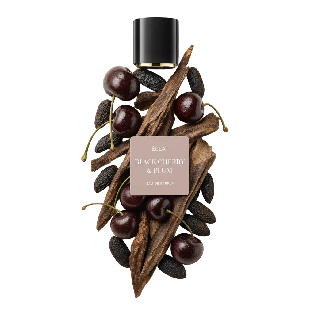 Kompozycja z ciemnych wiśni, drewna śliwkowego i fasoli tonka otacza czarną nakrętkę z etykietą ÉCLAT Black Cherry & Plum.