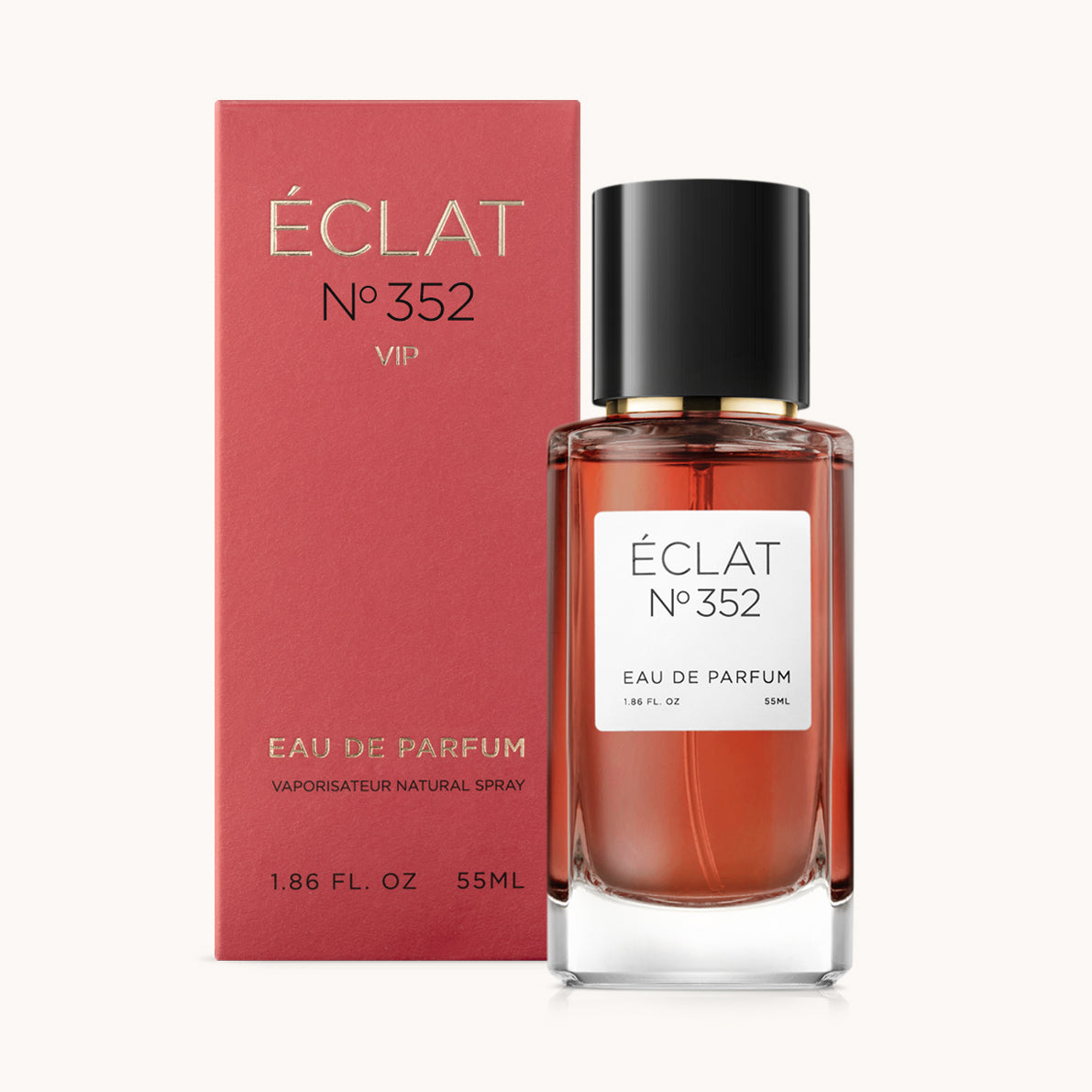 Perfumy ÉCLAT Cherry Blossom Amaretto mają elegancki szklany flakon z czarną nakrętką, w połączeniu z czerwoną pudełkiem z nazwą marki.