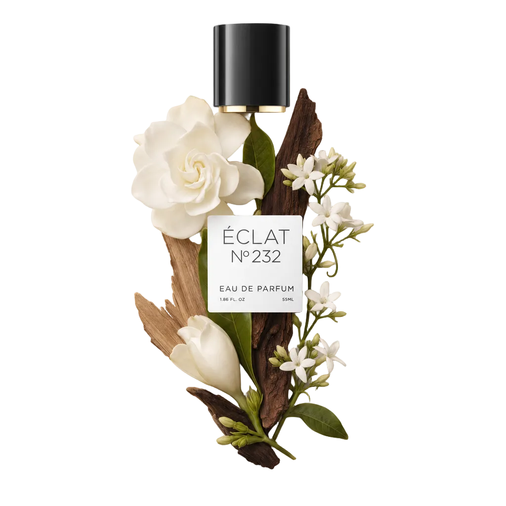 Układ białych kwiatów jaśminu i ciemnych plasterków drewna otacza czarną nasadkę z etykietą ÉCLAT Dark Woods & Jasmine.