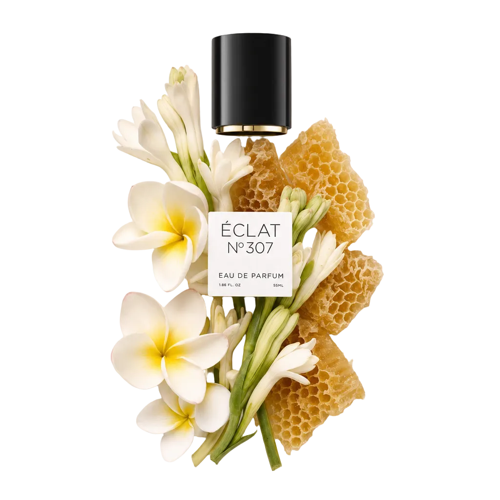 Kompozycja z białych kwiatów i plastra miodu wokół czarnej nakrętki z etykietą ÉCLAT Floral Beeswax.