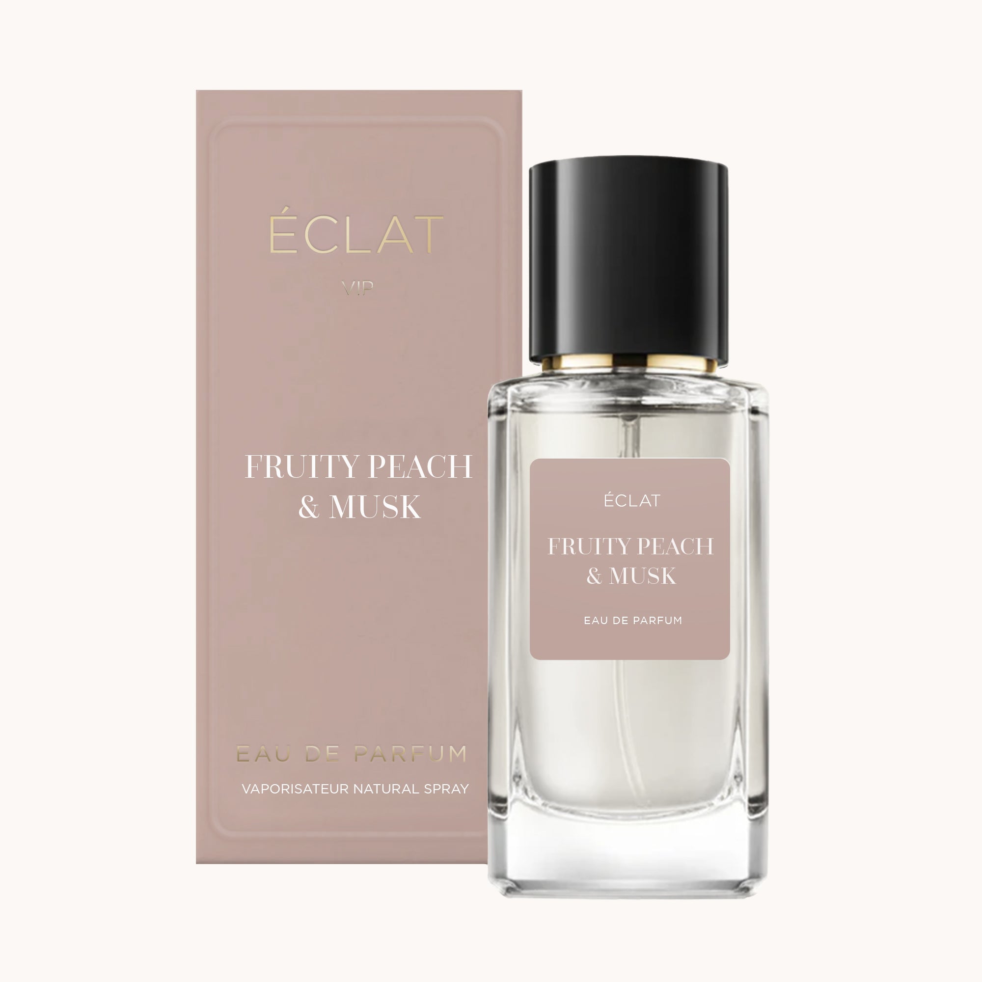 Przezroczysta szklana butelka ÉCLAT Fruity Peach & Musk z czarną nakrętką obok stonowanego różowego pudełka.