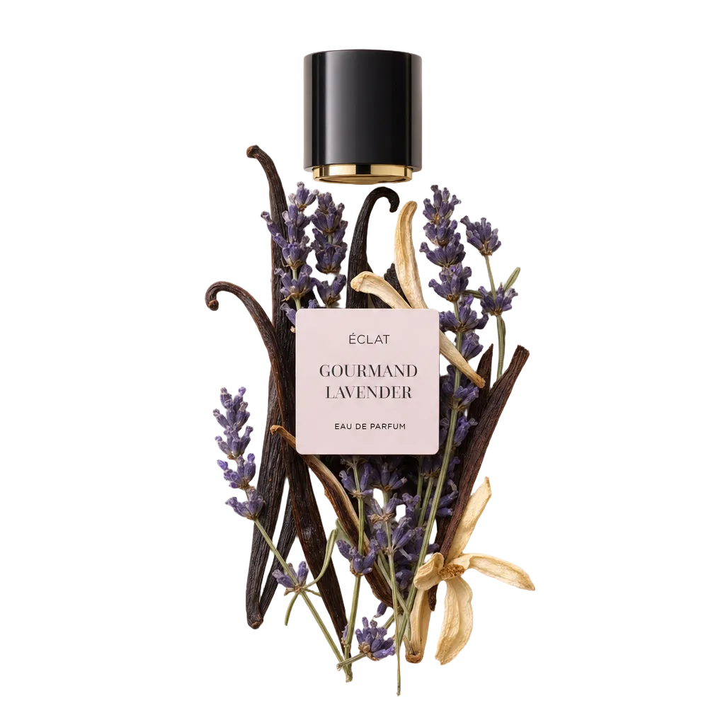 Kompozycja z gałązek lawendy, strąków wanilii i suszonych płatków otacza czarną nakrętkę ze złotym akcentem, oznaczoną ÉCLAT Gourmand Lavender.