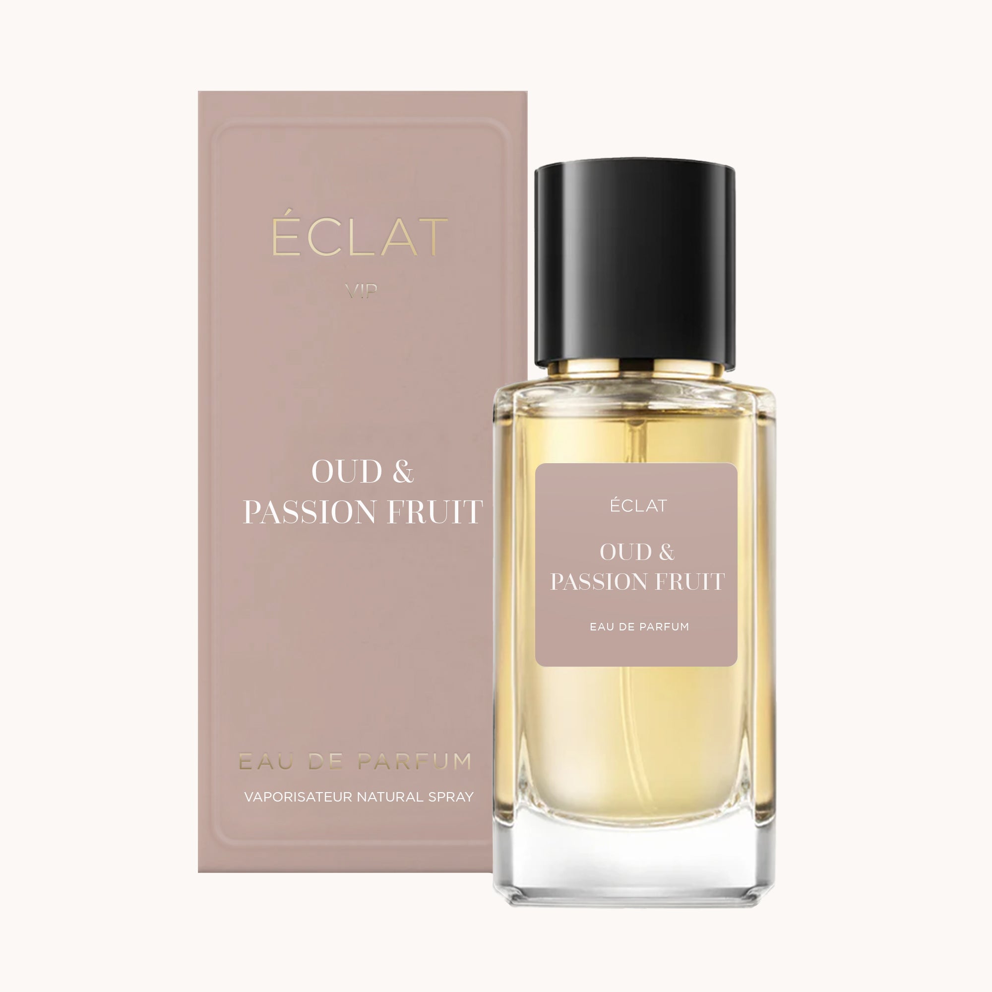 Perfum ÉCLAT Oud & Passion Fruit w przezroczystej szklanej butelce z czarną nakrętką, w towarzystwie eleganckiego, dopasowanego pudełka.