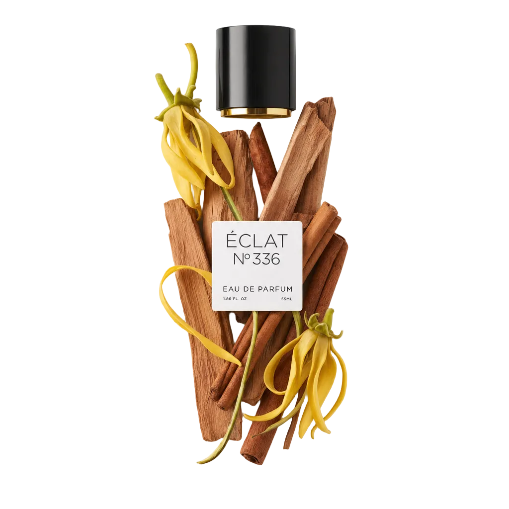 Aranżacja żółtych kwiatów ylang-ylang i patyczków sandałowych towarzyszy czarnej nakrętce z etykietą ÉCLAT Powdery Sandalwood.