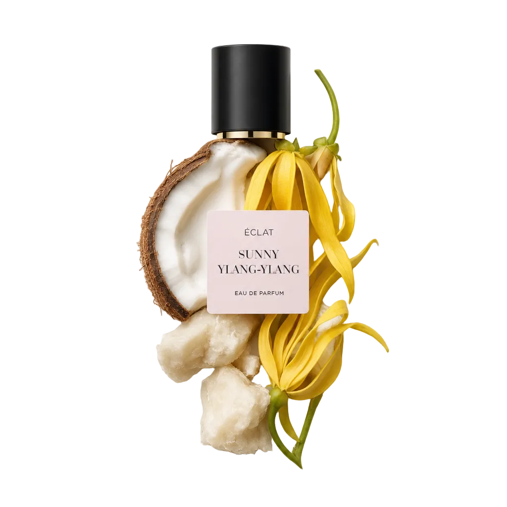 Aranżacja świeżych kwiatów ylang-ylang, połowa kokosa i kawałki masła shea, z czarną nakrętką z etykietą ÉCLAT Sunny Ylang-Ylang.