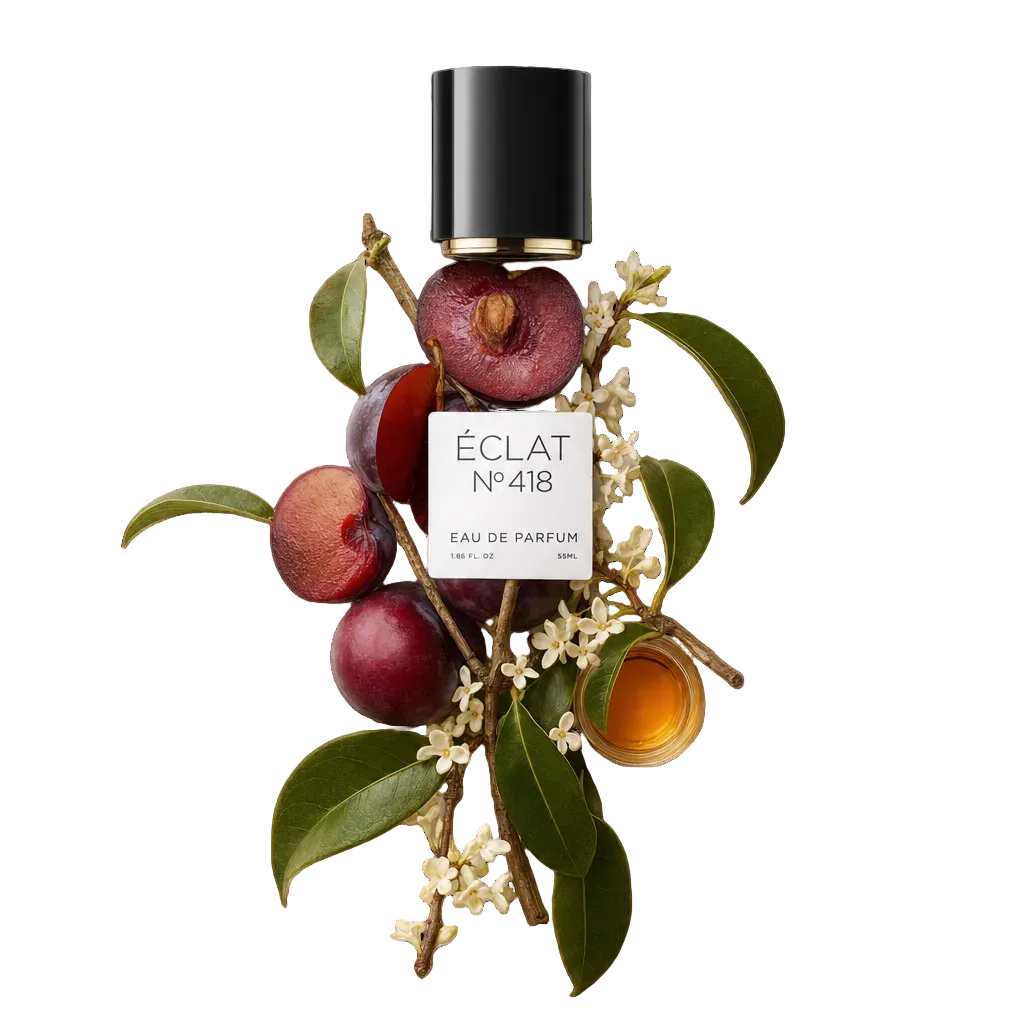 Kompozycja z świeżych śliwek, zielonych liści i delikatnych kwiatów z czarną nakrętką i etykietą ÉCLAT Sweet Cherry Plum.