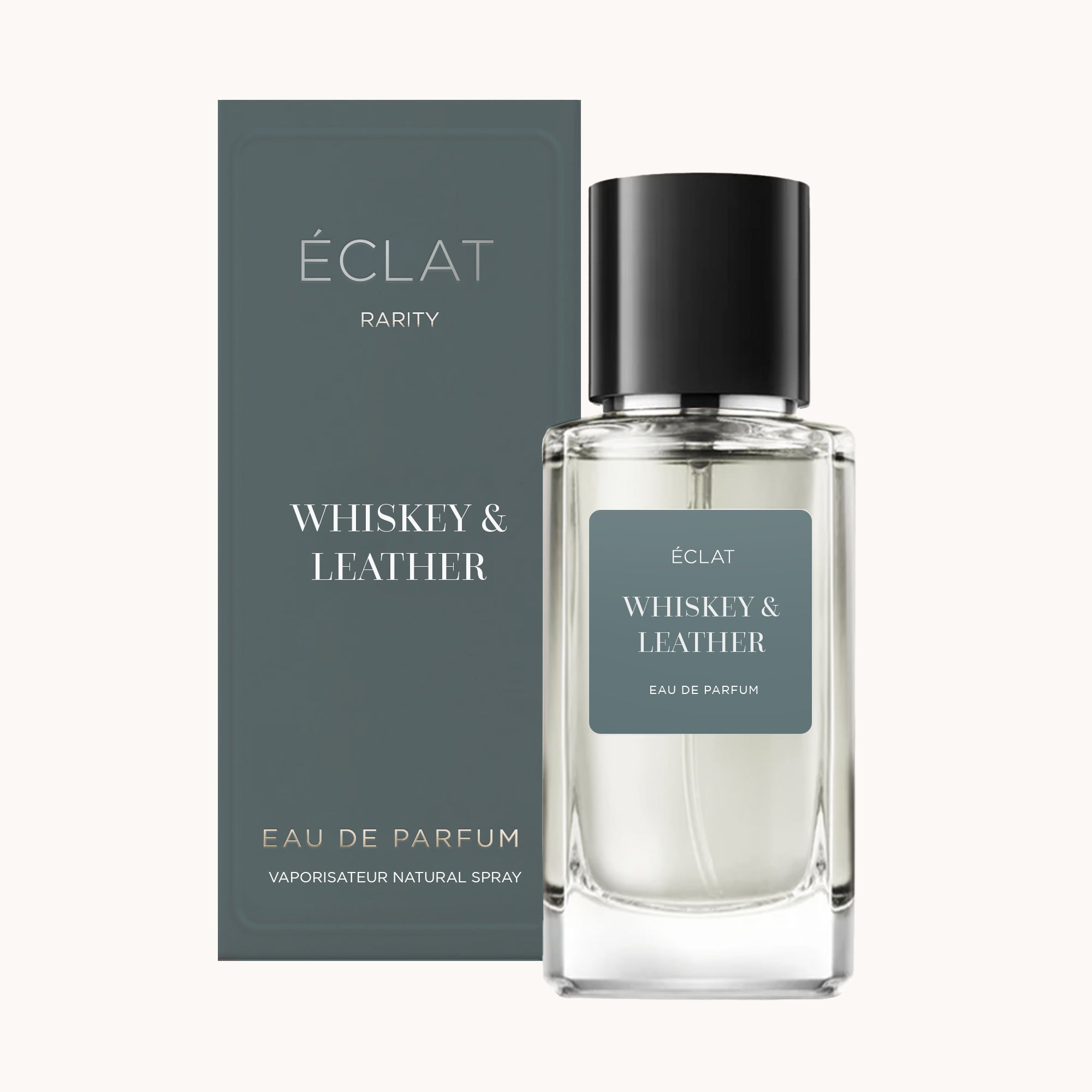Perfumy ÉCLAT Whiskey & Leather w przezroczystej szklanej butelce z czarną nakrętką, w towarzystwie eleganckiego pudełka w stonowanym niebieskim kolorze.