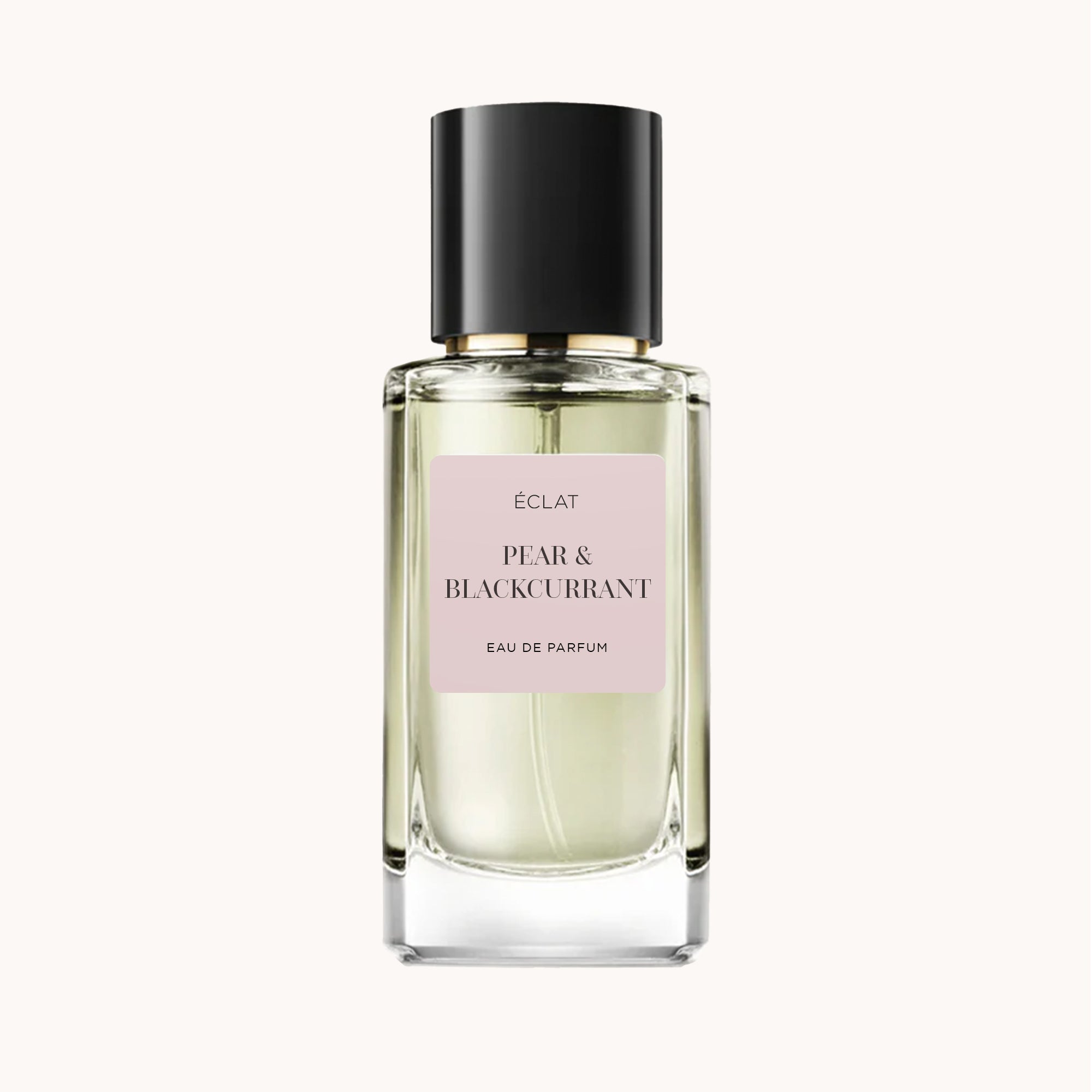 ÉCLAT Pear & Blackcurrant Eau de Parfum w przezroczystej szklanej butelce z czarną nakrętką i miękką różową etykietą.