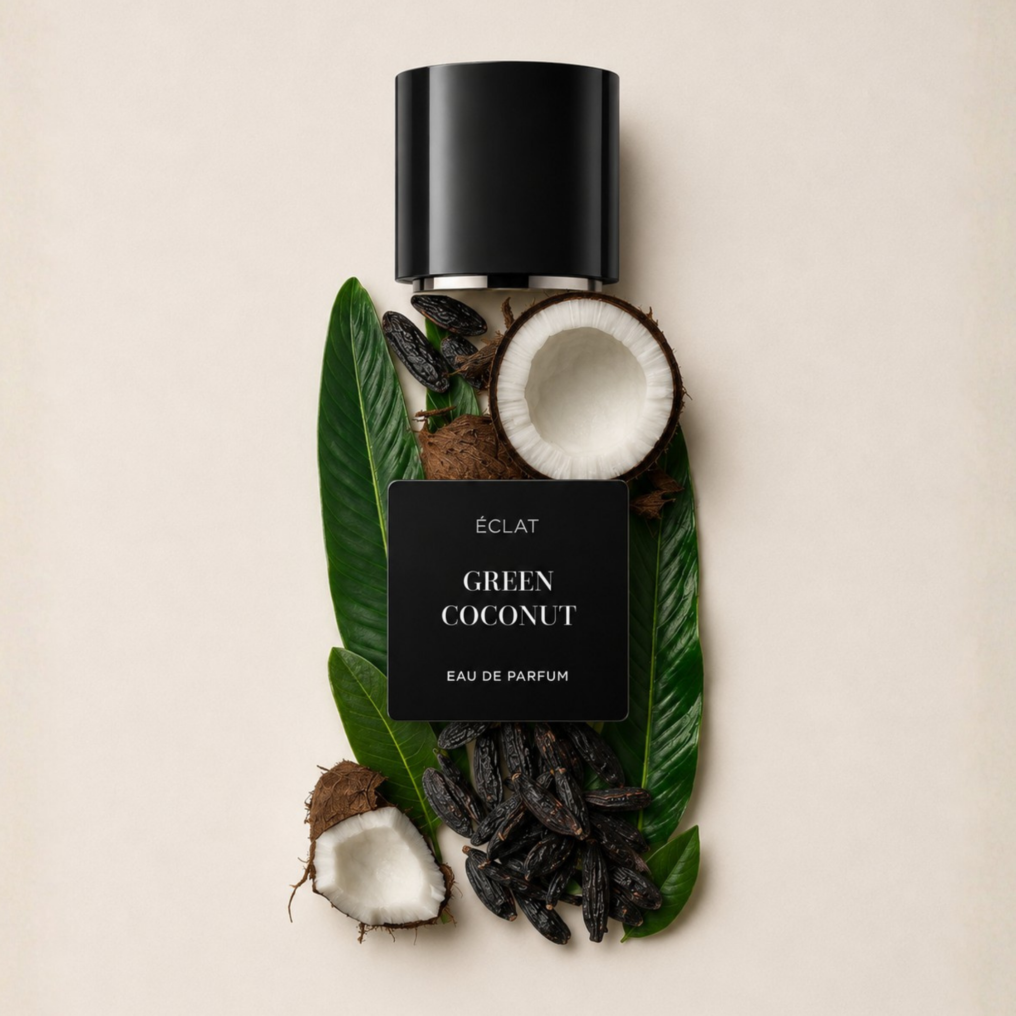 ÉCLAT Green Coconut Eau de Parfum z czarną nakrętką, otoczony połówkami kokosa, liśćmi i nasionami.