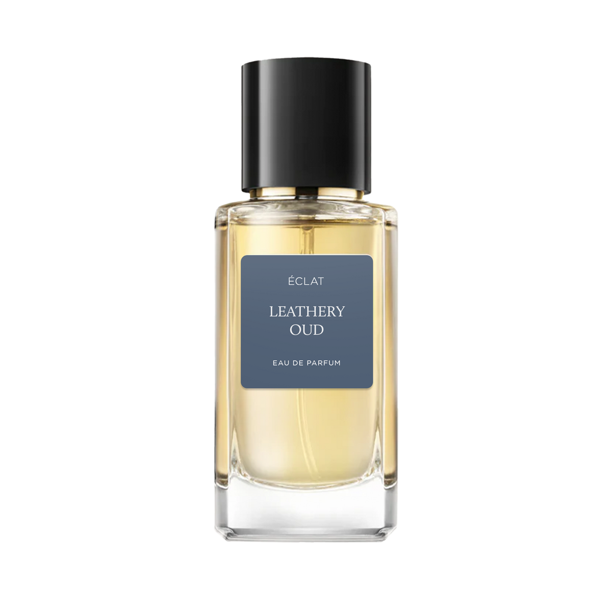 Fasetowana szklana butelka z ciemnym korkiem zawierająca perfumy ÉCLAT Leathery Oud, z elegancką etykietą.