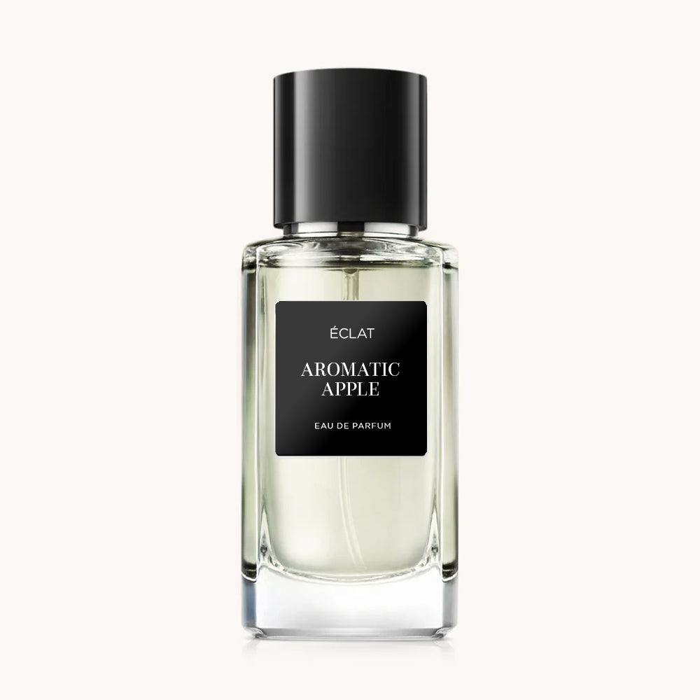 Przezroczysty flakon szklany z czarną matową etykietą i czarną nakrętką, prezentuje zapach ÉCLAT Aromatic Apple.