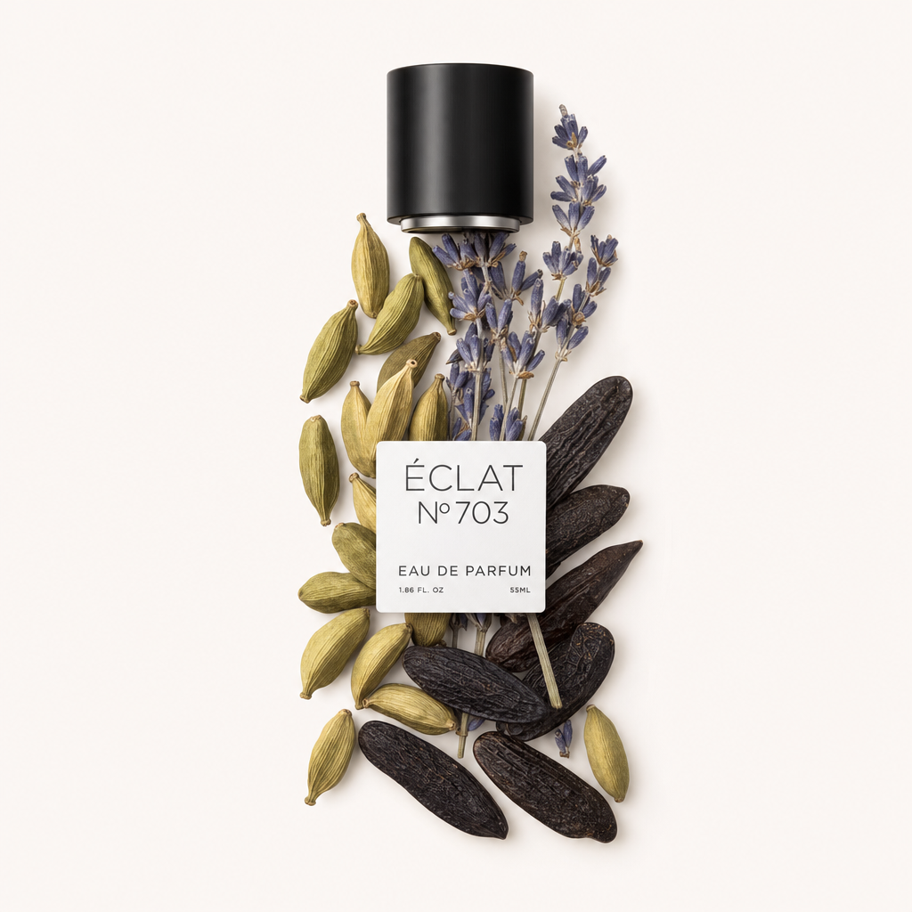 Kompozycja z łupin kardamonu, fasoli tonka i gałązek lawendy otacza czarną nakrętkę z etykietą ÉCLAT Aromatic Cardamom.