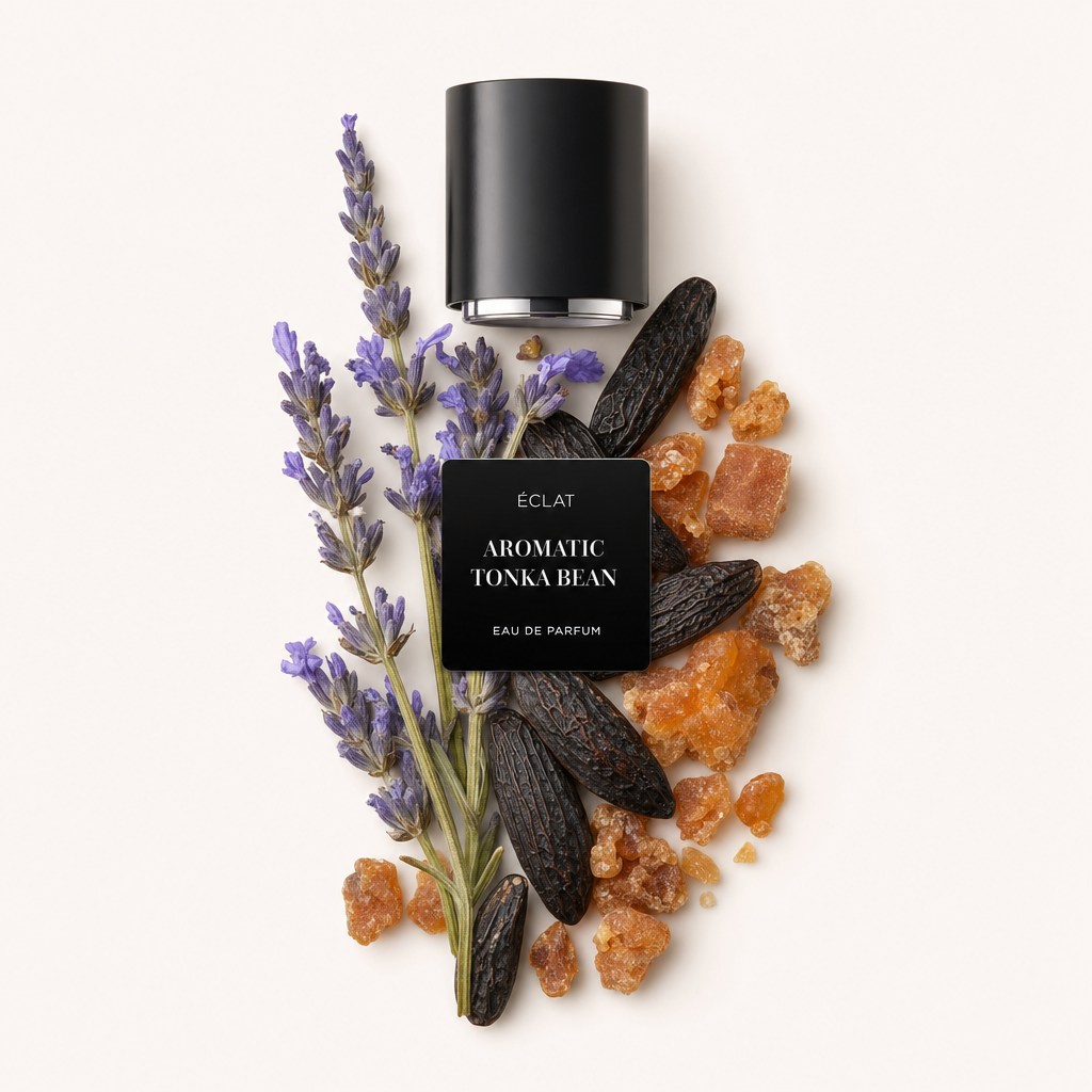 Artystyczna kompozycja gałązek lawendy, fasoli tonka i kawałków żywicy bursztynowej z czarną nasadką z etykietą ÉCLAT Aromatic Tonka Bean.