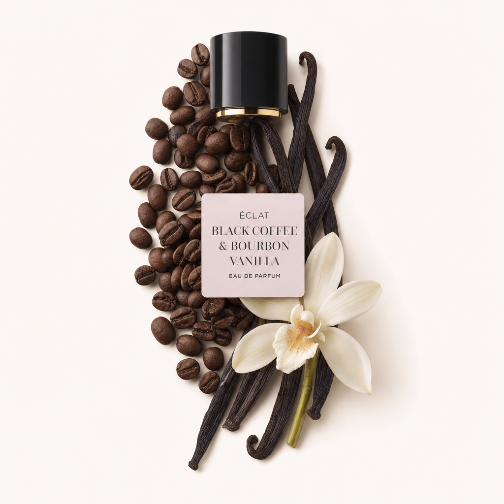 Kompozycja z ziaren kawy i strąków wanilii wokół czarnej nakrętki z etykietą ÉCLAT Black Coffee & Bourbon Vanilla.