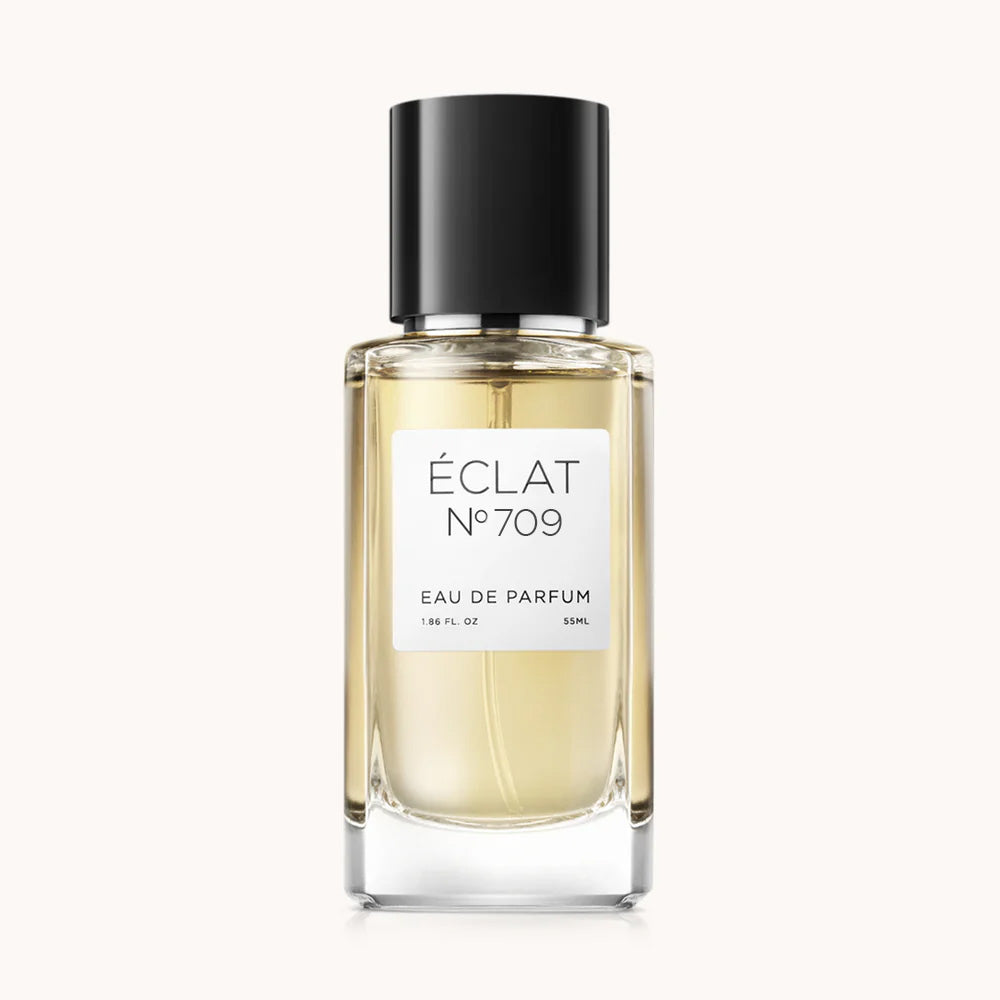 ÉCLAT RAR Black Tea & Cedar w przezroczystej szklanej butelce z czarną nakrętką i białą etykietą.
