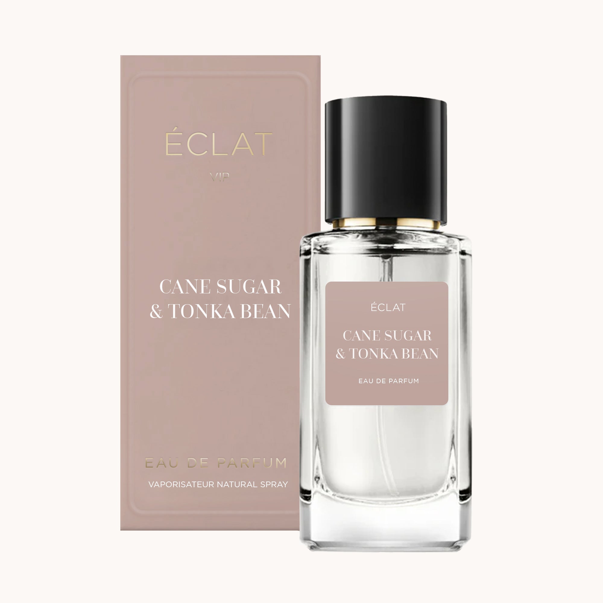 Fasetowana szklana butelka ÉCLAT Cane Sugar & Tonka Bean z czarną nakrętką stoi przed beżowym pudełkiem z eleganckimi napisami.