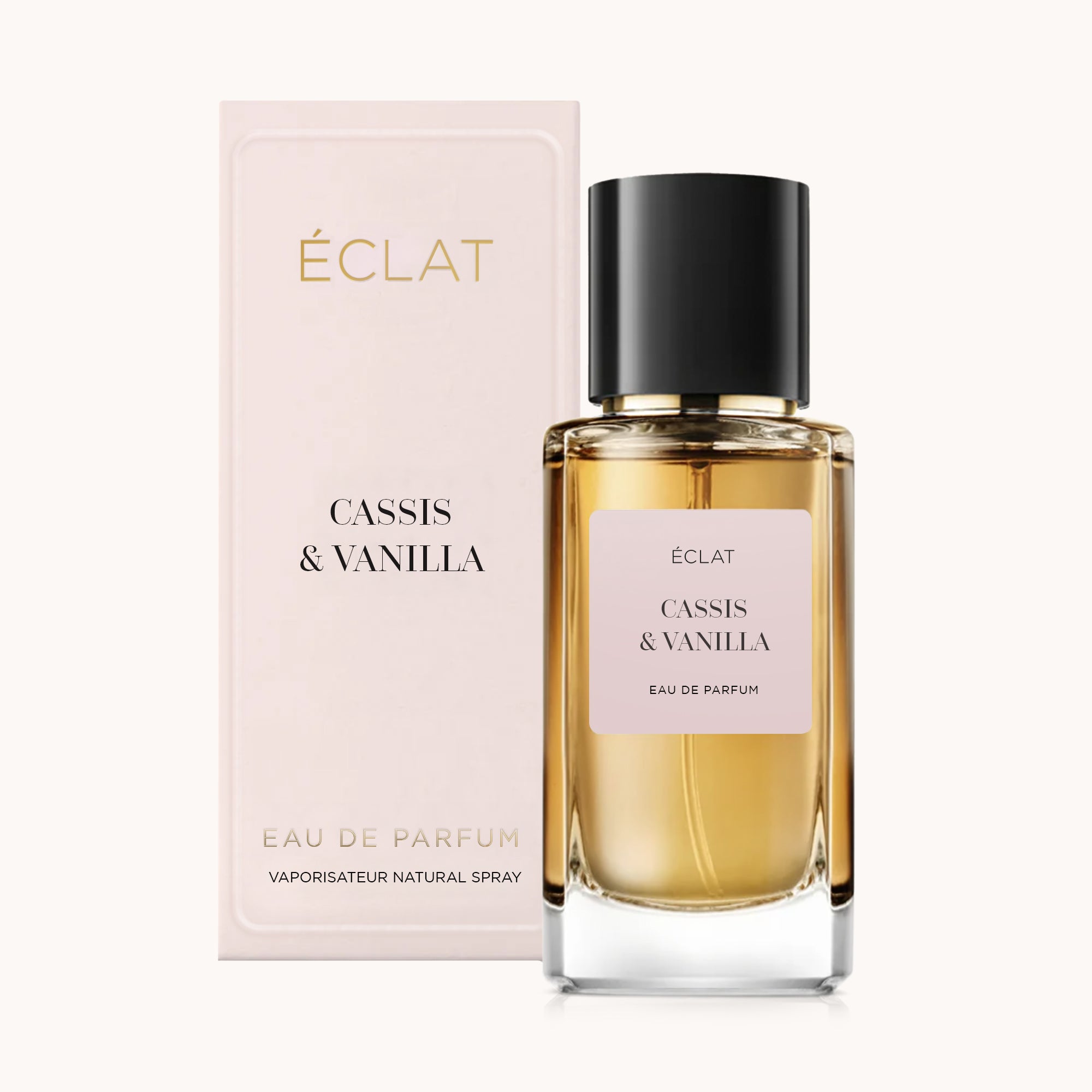 Perfumy ÉCLAT Cassis & Vanilla mają fasetowaną szklaną butelkę z czarnym korkiem, w towarzystwie pastelowego różowego pudełka.