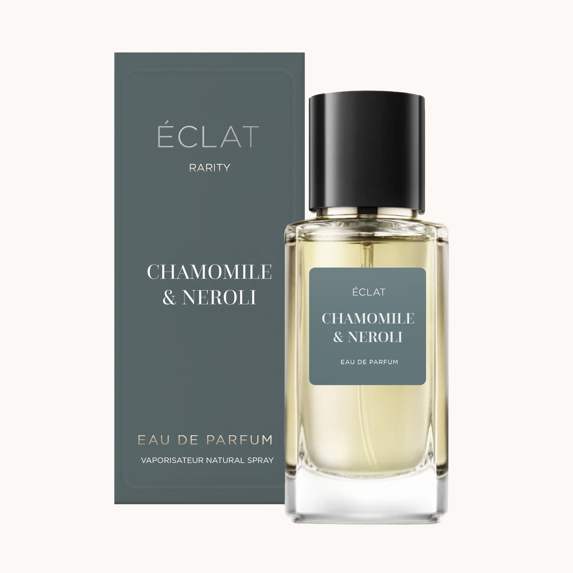 Perfumy ÉCLAT Chamomile & Neroli mają przezroczystą szklaną butelkę z czarną nakrętką, w towarzystwie eleganckiego pasującego pudełka.