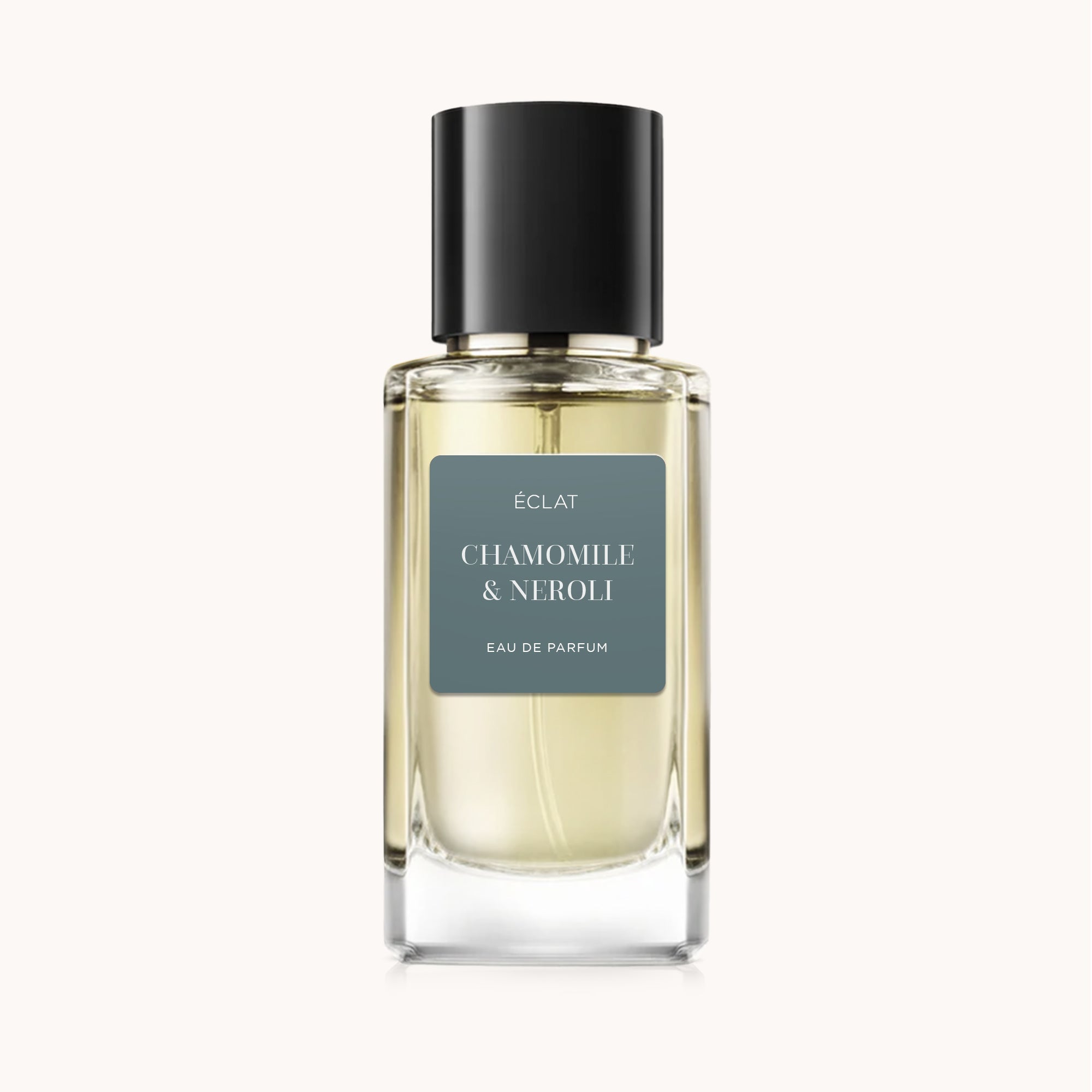 ÉCLAT Chamomile & Neroli w przezroczystej szklanej butelce z czarną nakrętką i matową etykietą.
