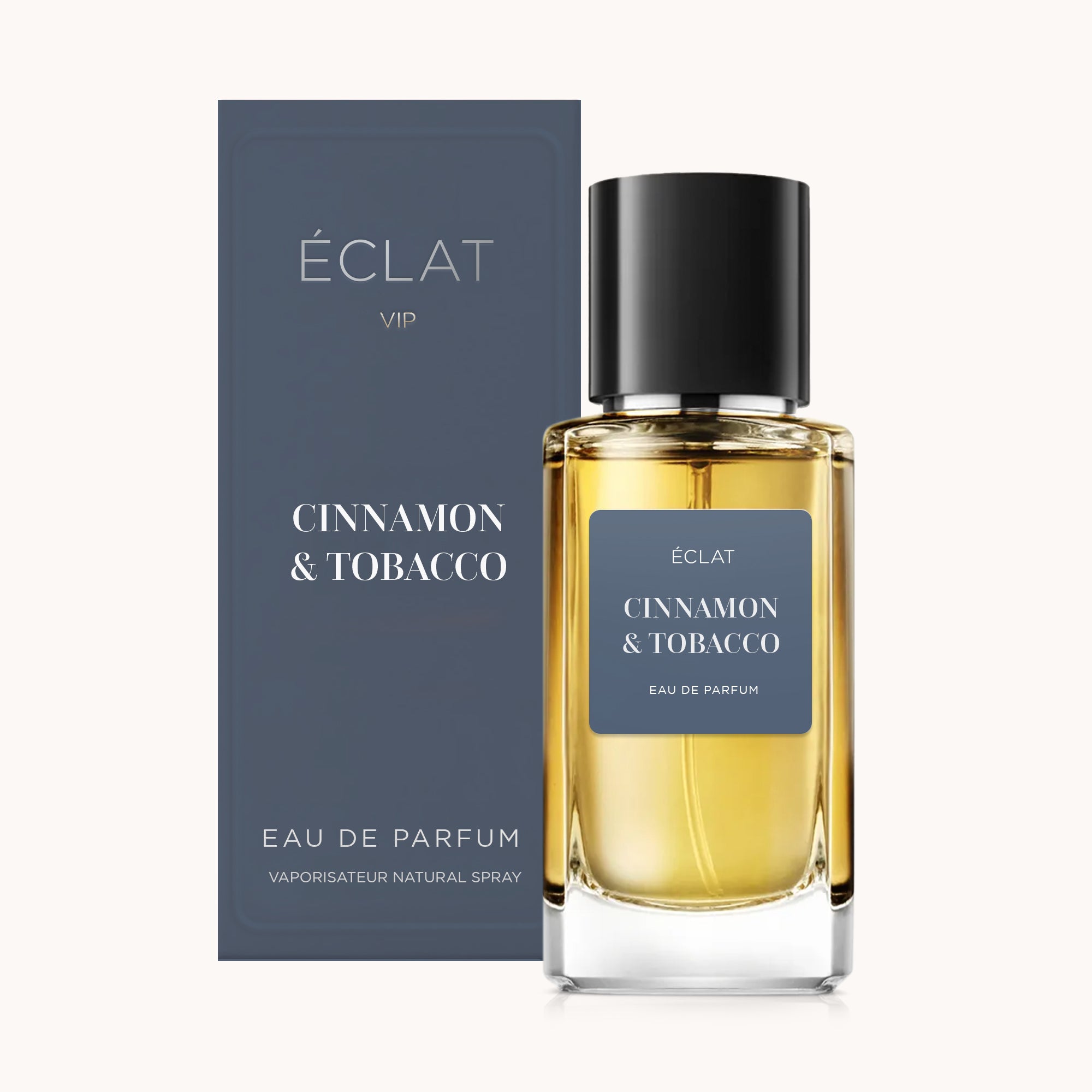 Perfumy ÉCLAT Cinnamon & Tobacco w fasetowanej szklanej butelce z czarną nakrętką, w towarzystwie pasującego ciemnego pudełka.