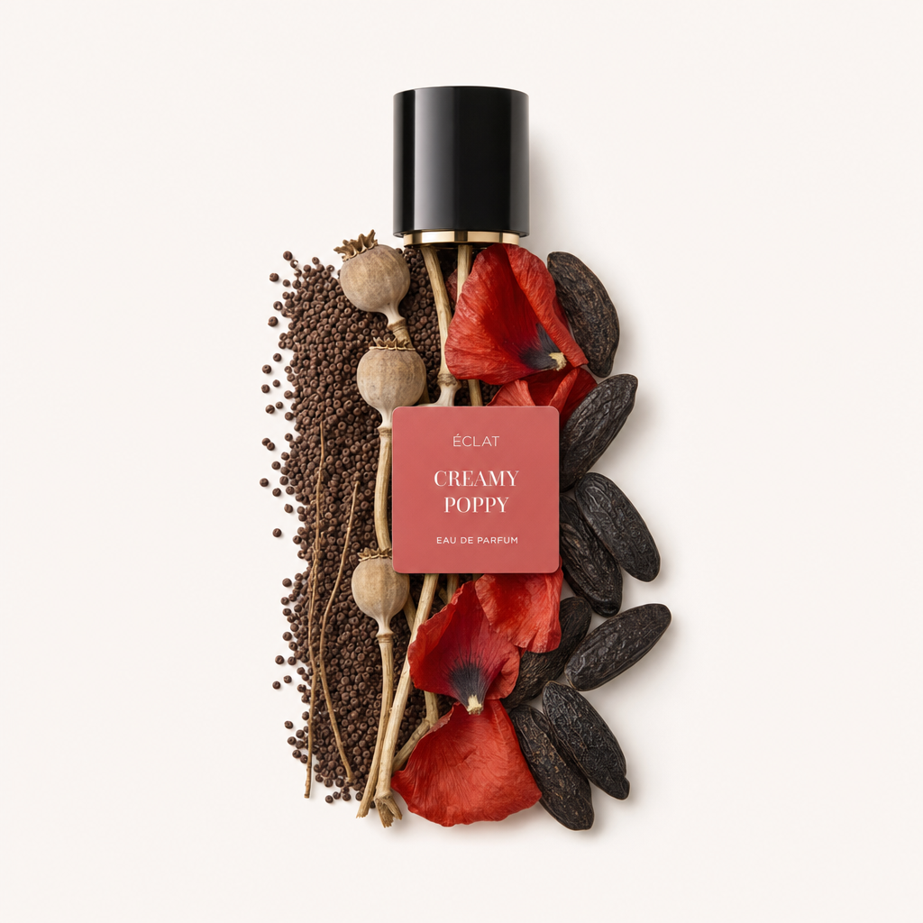 Czarna nasadka z etykietą na artystycznej kompozycji z płatków maku, lasek wanilii i nasion. Etykieta brzmi ÉCLAT Creamy Poppy.