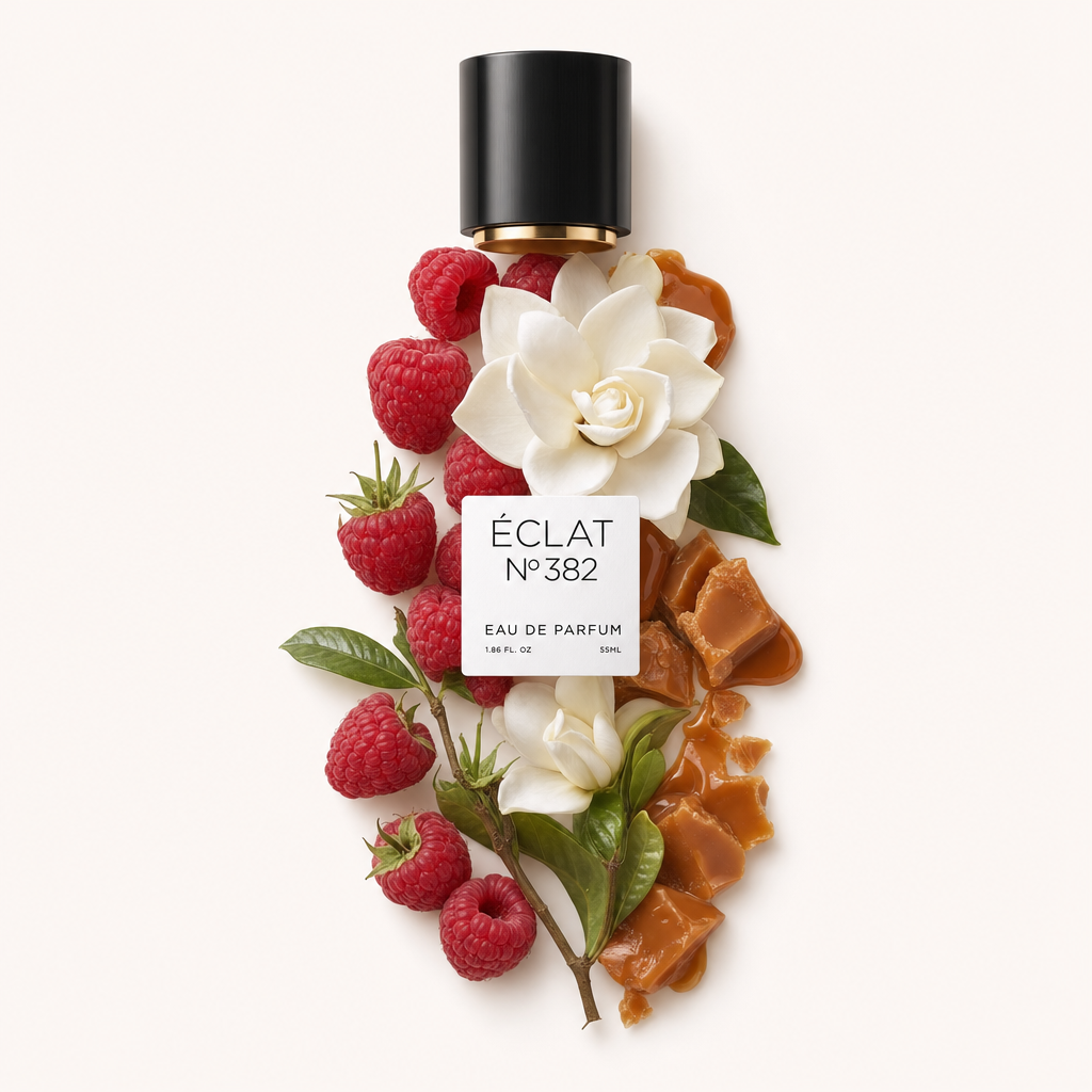 Aranżacja świeżych malin, białych kwiatów i karmelu artystycznie umieszczona pod czarną nakrętką z etykietą ÉCLAT Creamy Raspberry.