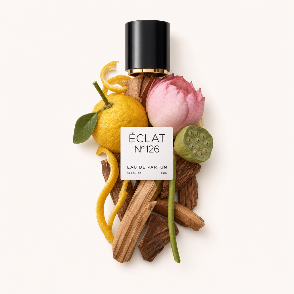 Artystyczna kompozycja z świeżej piwonii, skórki cytrusów i akcentów drewna otacza czarną nakrętkę z etykietą ÉCLAT Fresh Peony.