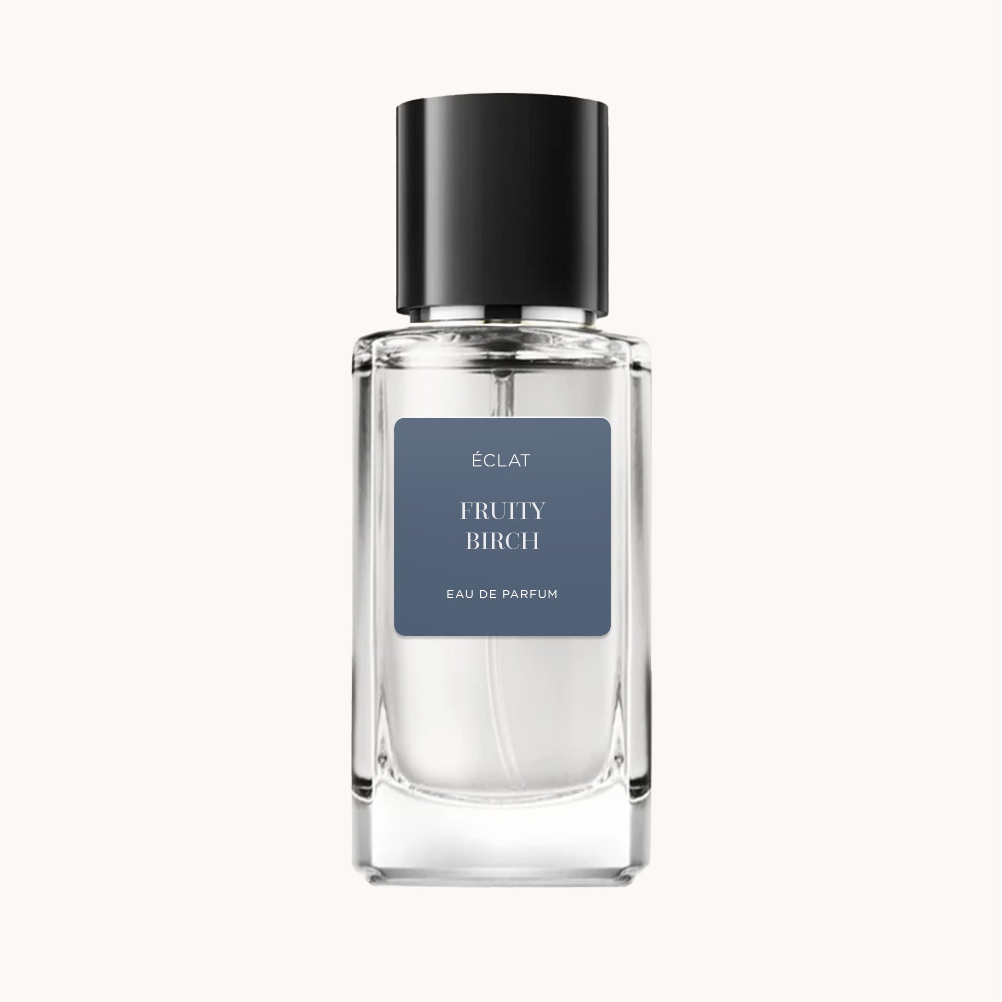 Fasetowana szklana butelka ÉCLAT Fruity Birch z elegancką czarną nakrętką i matową szarą etykietą.