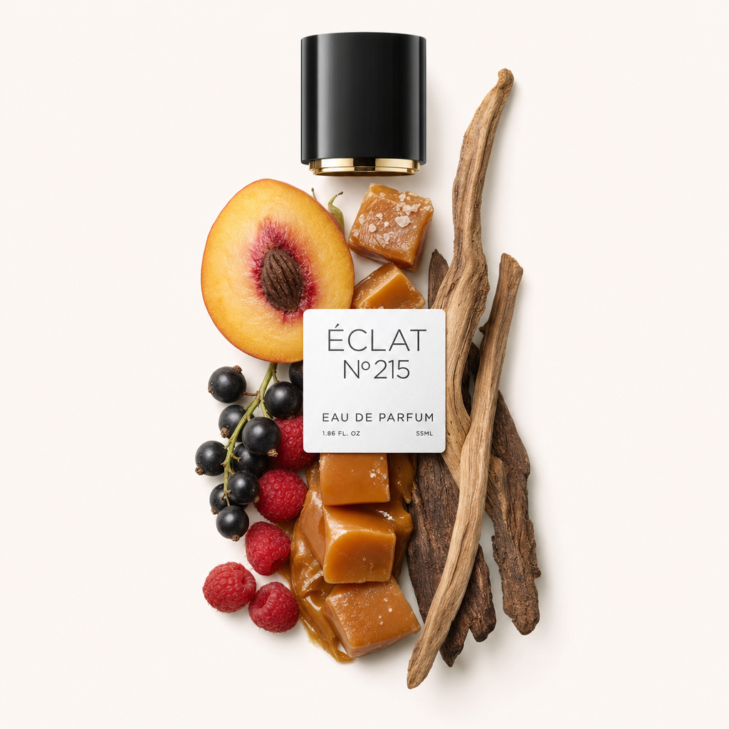 Aranżacja z kostek karmelu, malin, czarnej porzeczki, połówki brzoskwini i drewnianych patyczków otacza czarną nakrętkę z etykietą ÉCLAT Fruity Caramel.