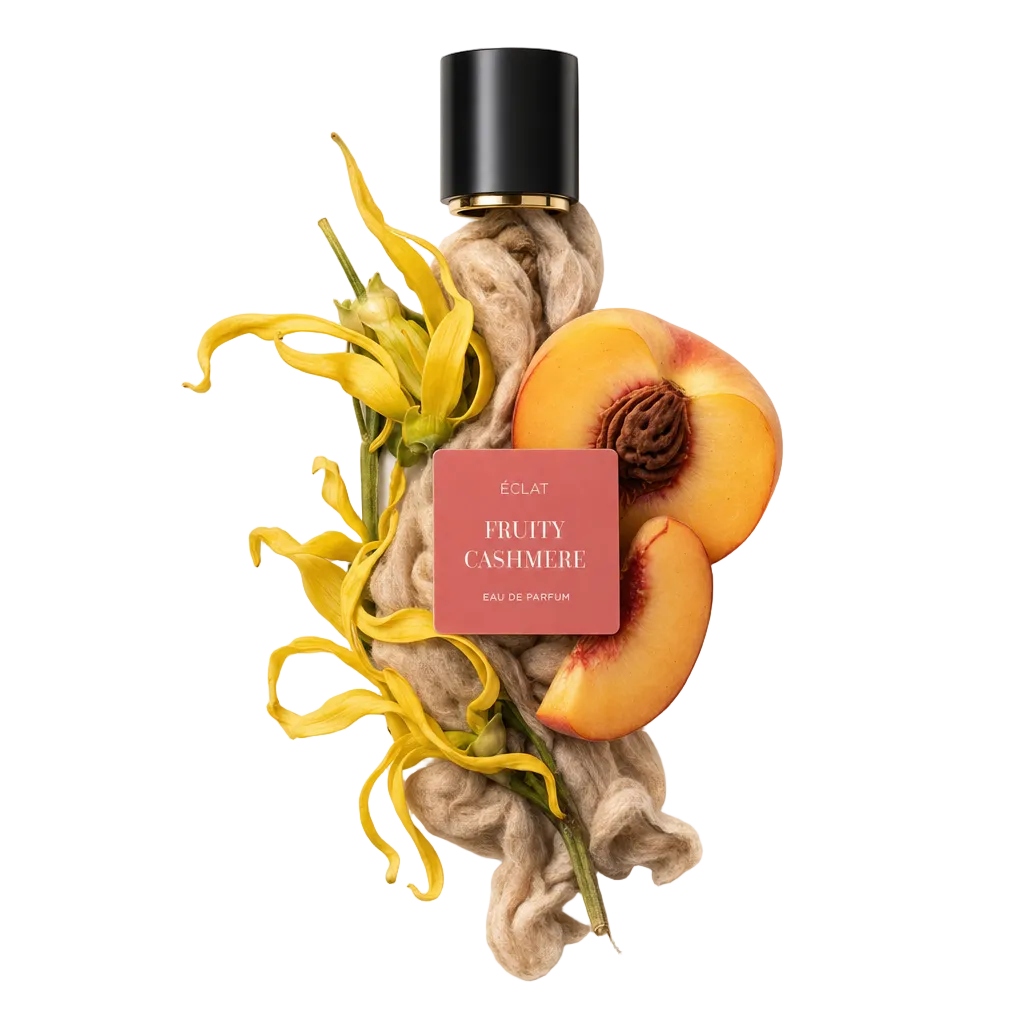 Obraz przedstawia kompozycję z żółtych kwiatów ylang-ylang, miękkich włókien kaszmiru i dojrzałej brzoskwini, z oryginalną czarną nakrętką z etykietą ÉCLAT Fruity Cashmere.
