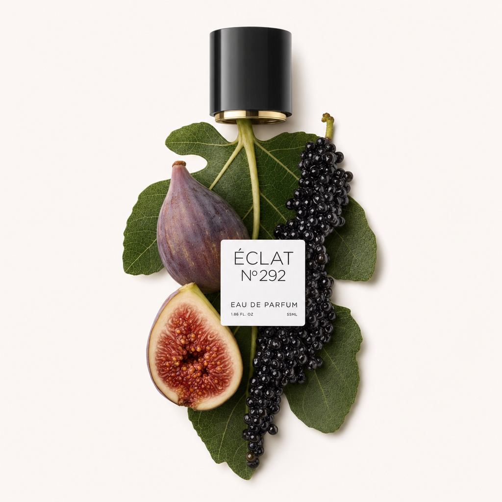 Czarna nasadka z etykietą umieszczona jest nad ręcznie ułożonym zestawem fig, liści figowca i czarnych porzeczek, reprezentującym ÉCLAT Fruity Fig.