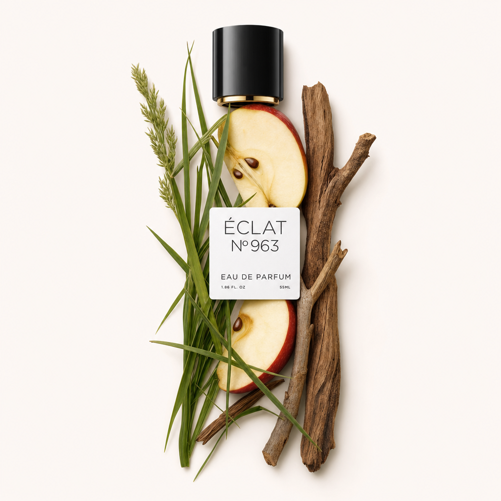 Kompozycja z plasterków jabłka, świeżej trawy i drewnianych patyków otacza czarną nakrętkę z etykietą ÉCLAT Fruity Grass.