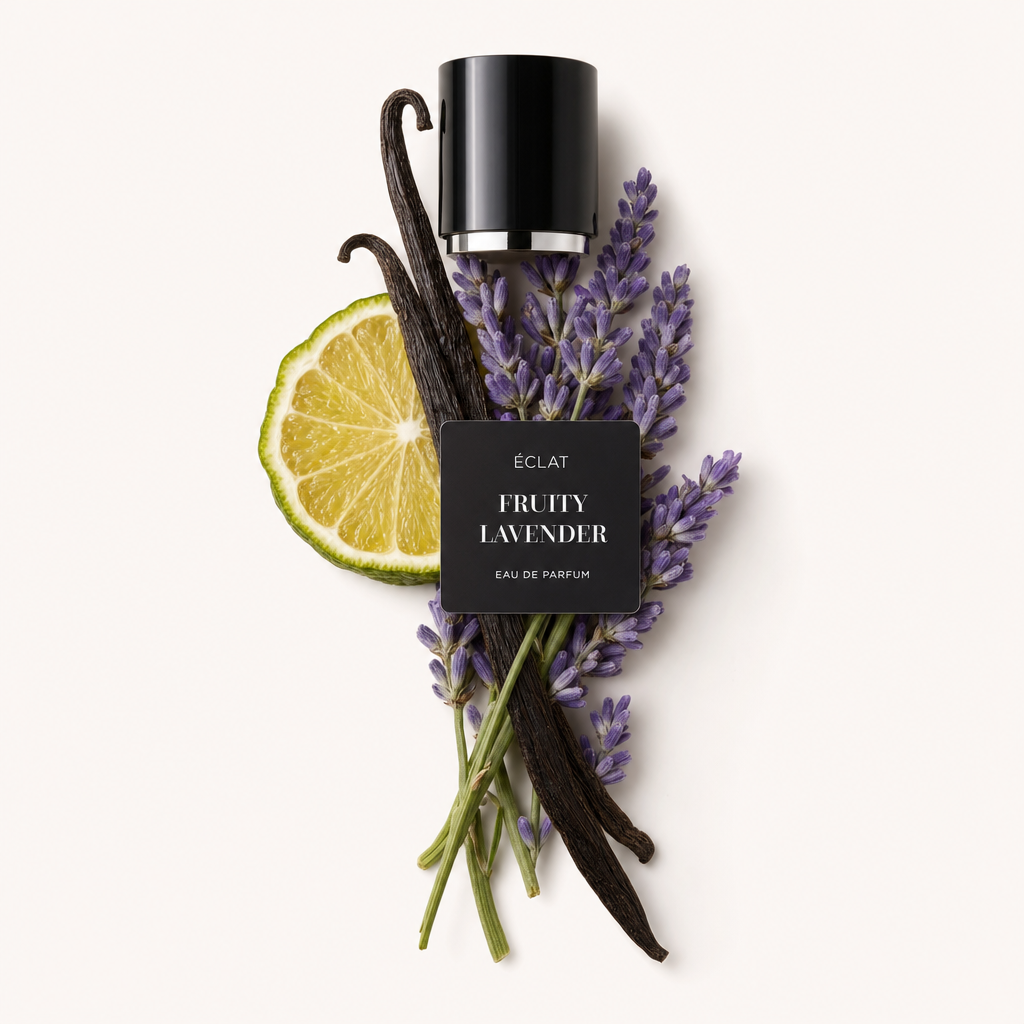 Kompozycja z lasek wanilii, gałązek lawendy i plasterka limonki otacza czarną nakrętkę z etykietą ÉCLAT Fruity Lavender.