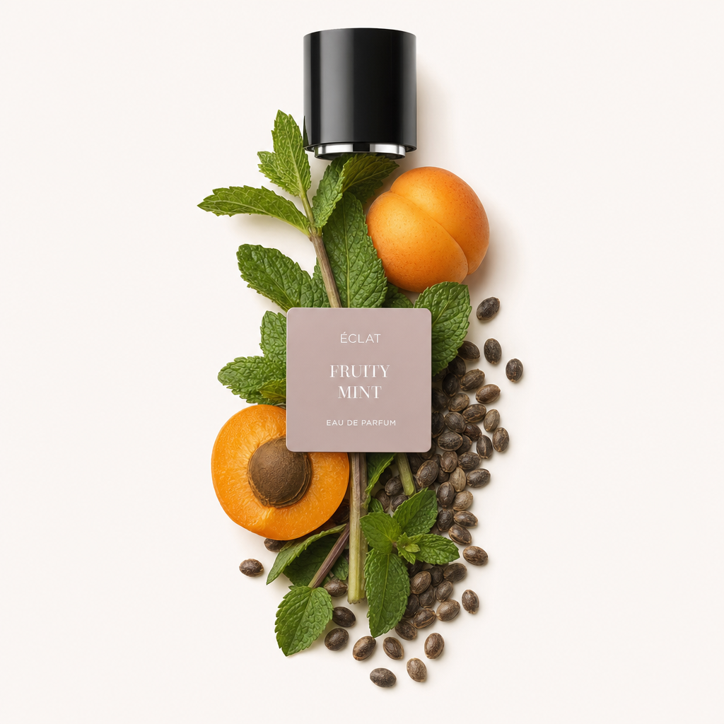 Kompozycja z świeżych liści mięty, moreli i nasion otacza czarną nakrętkę z etykietą ÉCLAT Fruity Mint.