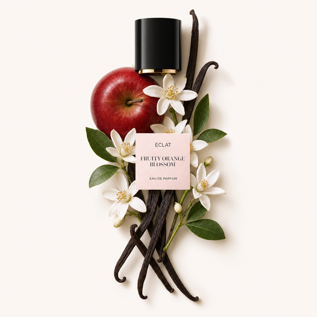 Artystyczna kompozycja z czerwonego jabłka, białych kwiatów pomarańczy i waniliowych lasek otacza czarną nakrętkę z etykietą ÉCLAT Fruity Orange Blossom.