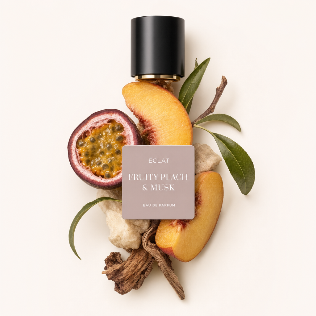 Kompozycja z plastrów brzoskwini, owoców pasji, zielonych liści i drewnianych elementów otacza czarną nakrętkę z etykietą ÉCLAT Fruity Peach & Musk.
