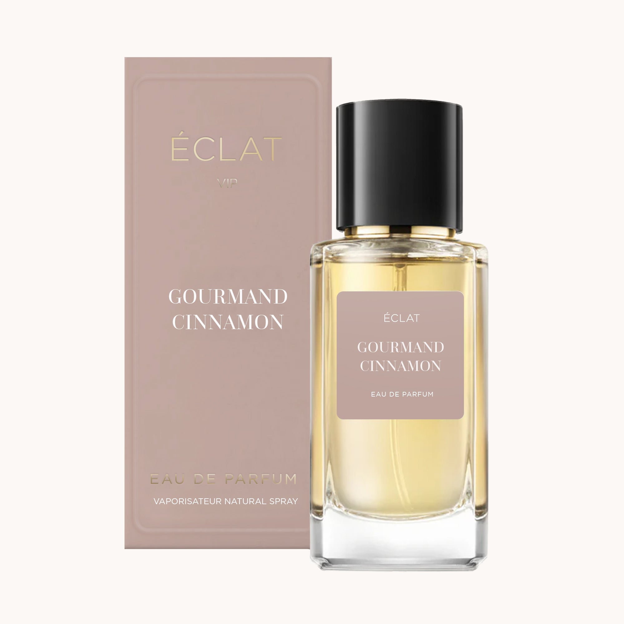 Flakon perfum ÉCLAT Gourmand Cinnamon z kwadratowym szkłem i elegancką czarną nakrętką obok eleganckiego taupe pudełka.