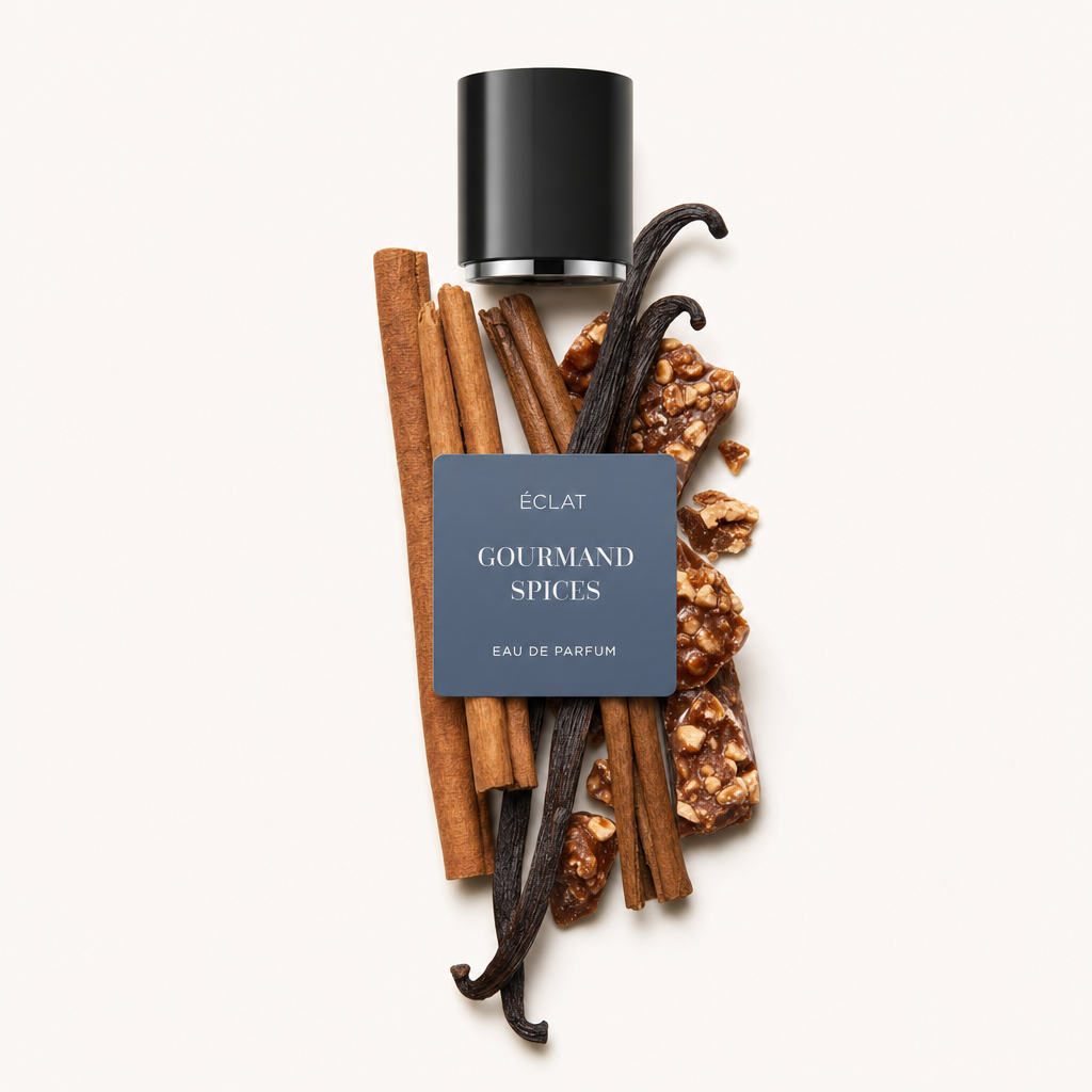 Aranżacja z lasek wanilii, patyków cynamonu i kawałków karmelu z czarną nakrętką z etykietą ÉCLAT Gourmand Spices.
