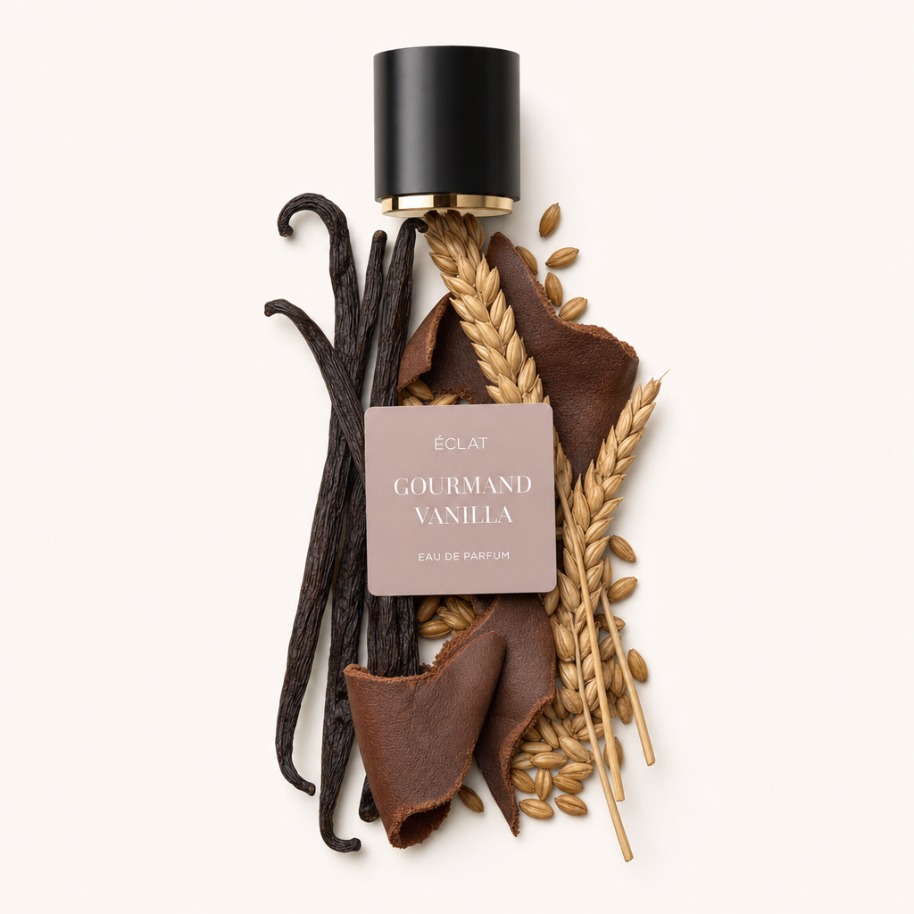 Aranżacja z lasek wanilii, łodyg pszenicy i kawałków skóry z czarną nakrętką prezentującą etykietę ÉCLAT Gourmand Vanilla.