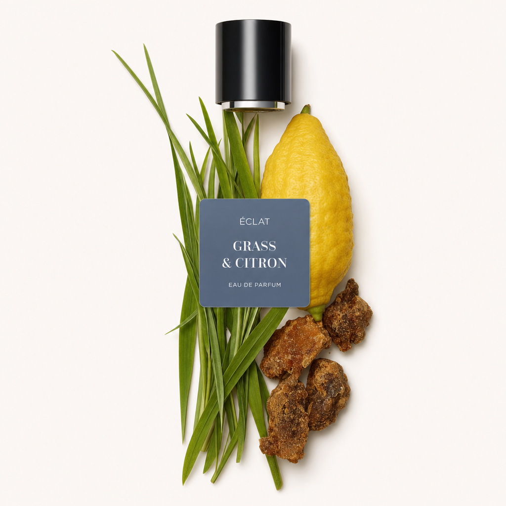 Aranżacja źdźbeł trawy, całego cytrynowca i kawałków żywicy prezentowana jest z czarnym korkiem z etykietą ÉCLAT Grass & Citron.