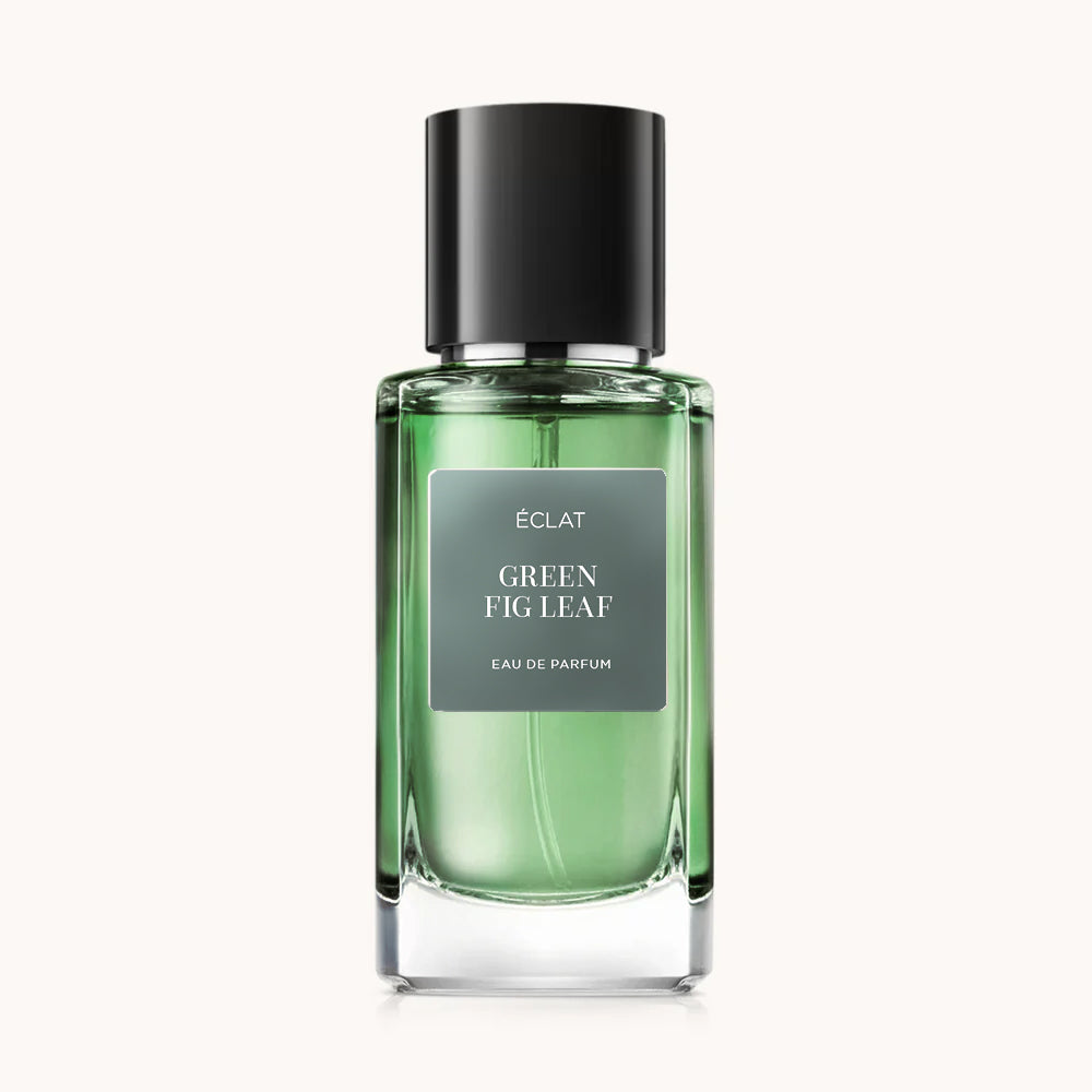 Fasetowana szklana butelka ÉCLAT Green Fig Leaf z zieloną tonacją i elegancką czarną nakrętką.