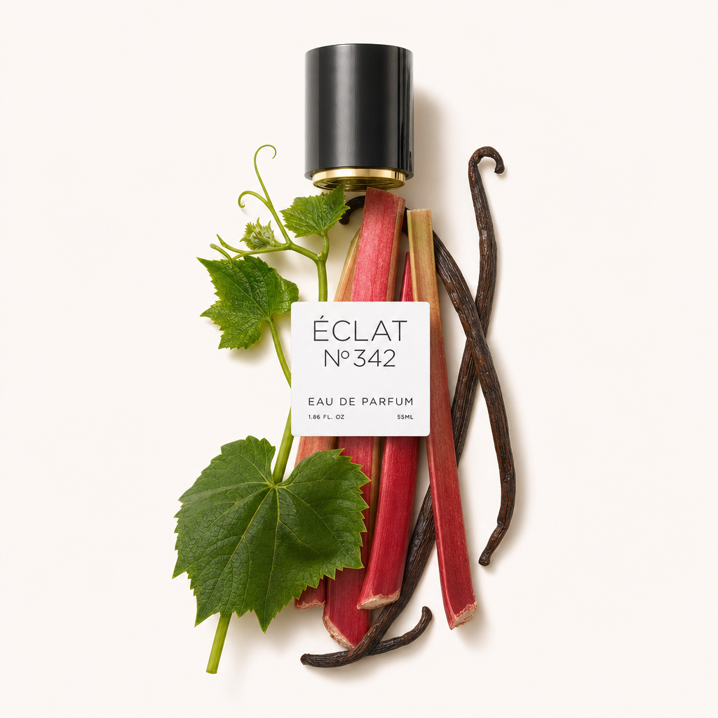 Kompozycja z łodyg rabarbaru, wanilii strączkowej i liści winorośli otacza czarną nakrętkę z etykietą, reprezentującą ÉCLAT Green Vanilla.