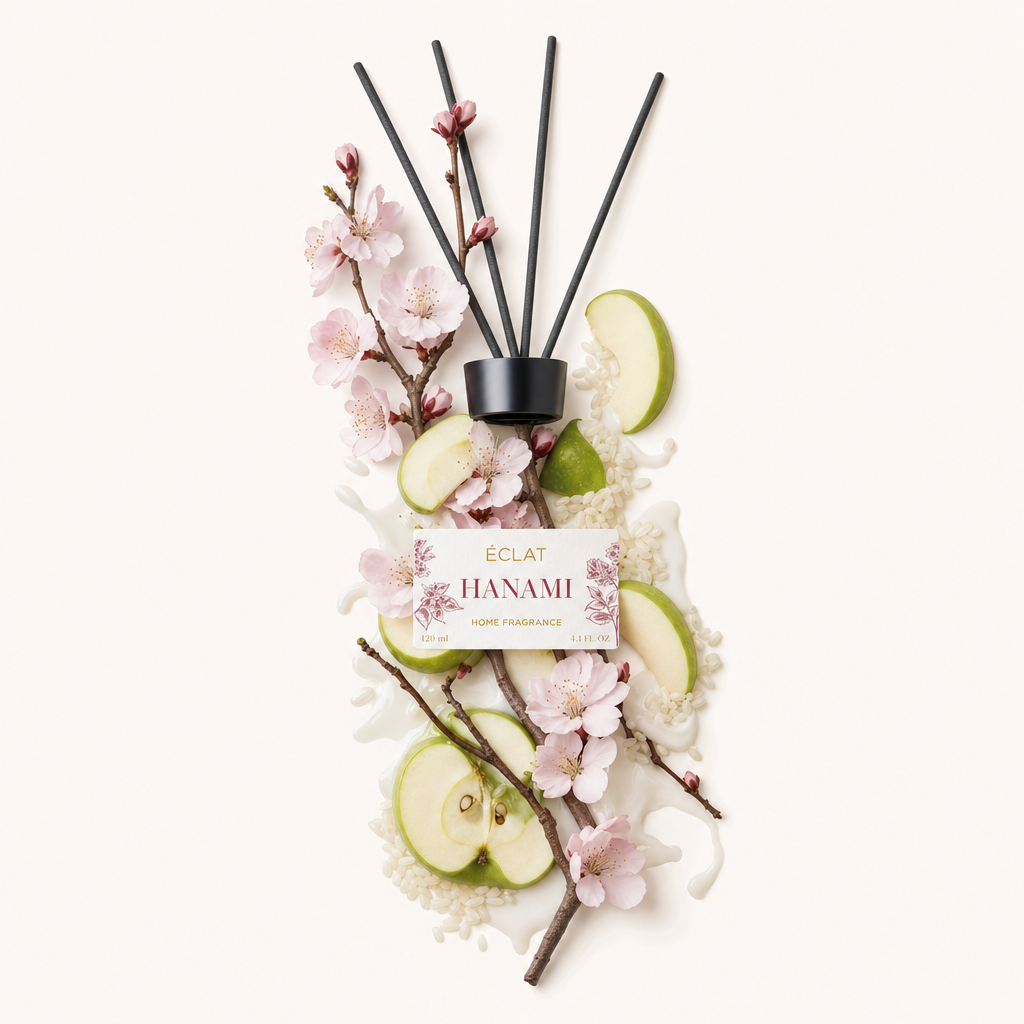Elegancka kompozycja kwiatów wiśni, kawałków jabłka i drewnianych gałązek otacza patyczki zapachowe ÉCLAT Hanami z czarną nakrętką i etykietą.