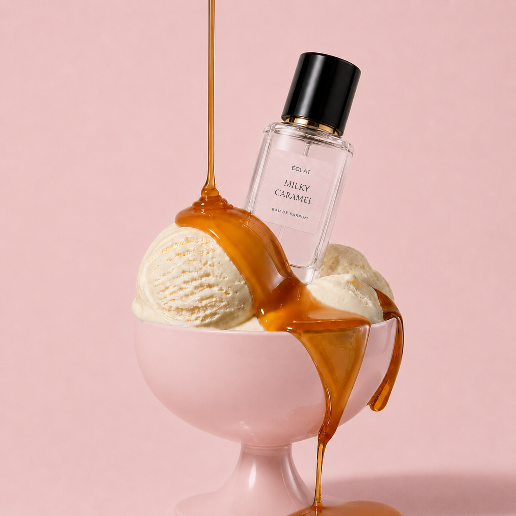 Fasetowana szklana butelka ÉCLAT Milky Caramel spoczywa wśród gałek lodów waniliowych w różowym naczyniu, polana płynącym karmelem.