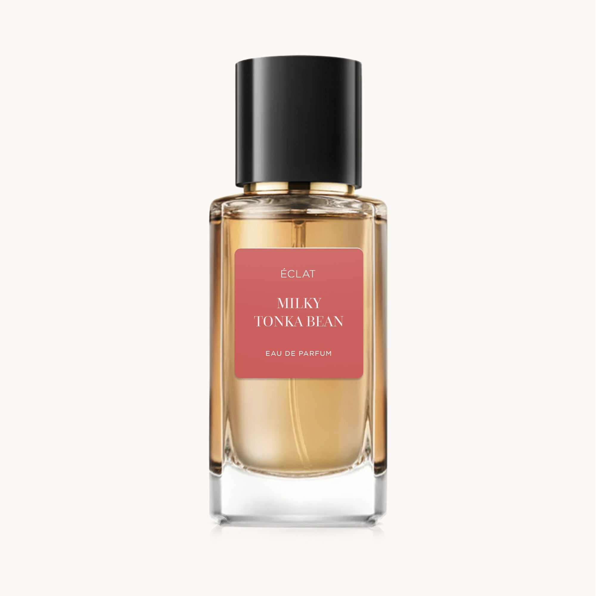 Fasetowana szklana butelka z czarną zakrętką i etykietą ÉCLAT Milky Tonka Bean na miękkim tle.
