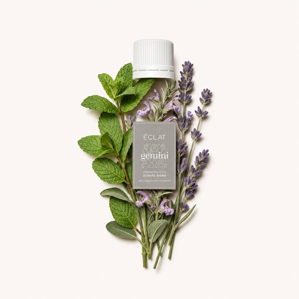 Kompozycja świeżych gałązek mięty i lawendy otacza białą nakrętkę z etykietą, prezentując esencję ÉCLAT Natural Oil Blend - Zodiac Sign Gemini.