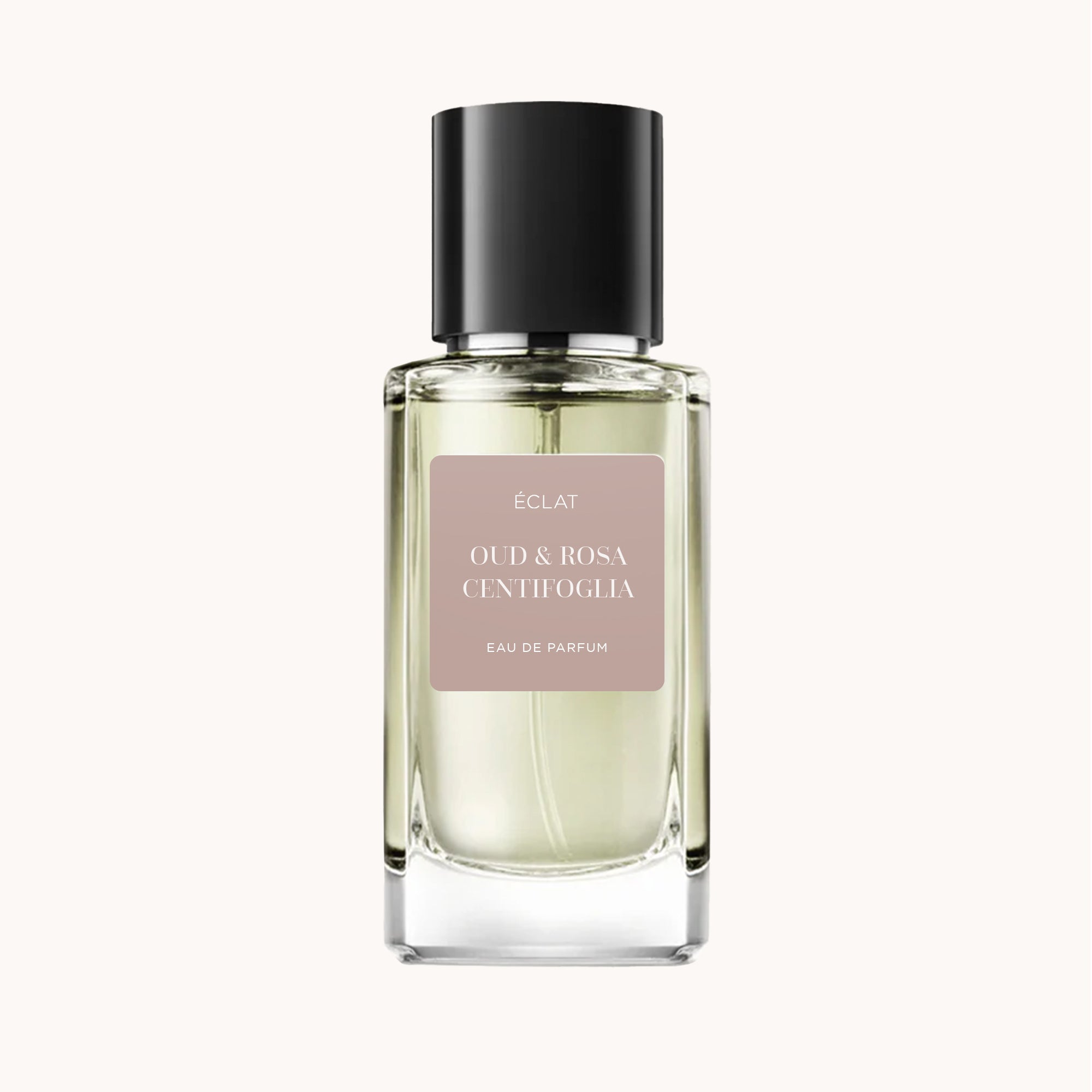 Zapach ÉCLAT Oud & Rosa Centifolia w fasetowanej szklanej butelce z czarną nakrętką i matową etykietą.