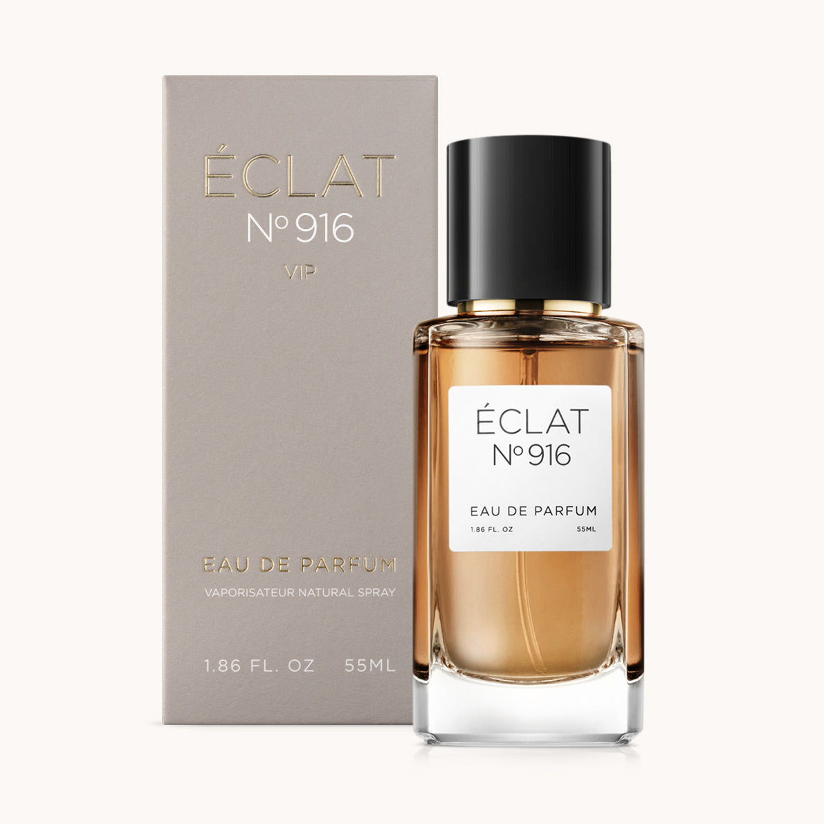 Flakon perfum ÉCLAT Oud & Tobacco w złocisto-brązowym odcieniu z czarnym korkiem, w towarzystwie satynowego pudełka w ciepłej szarości.