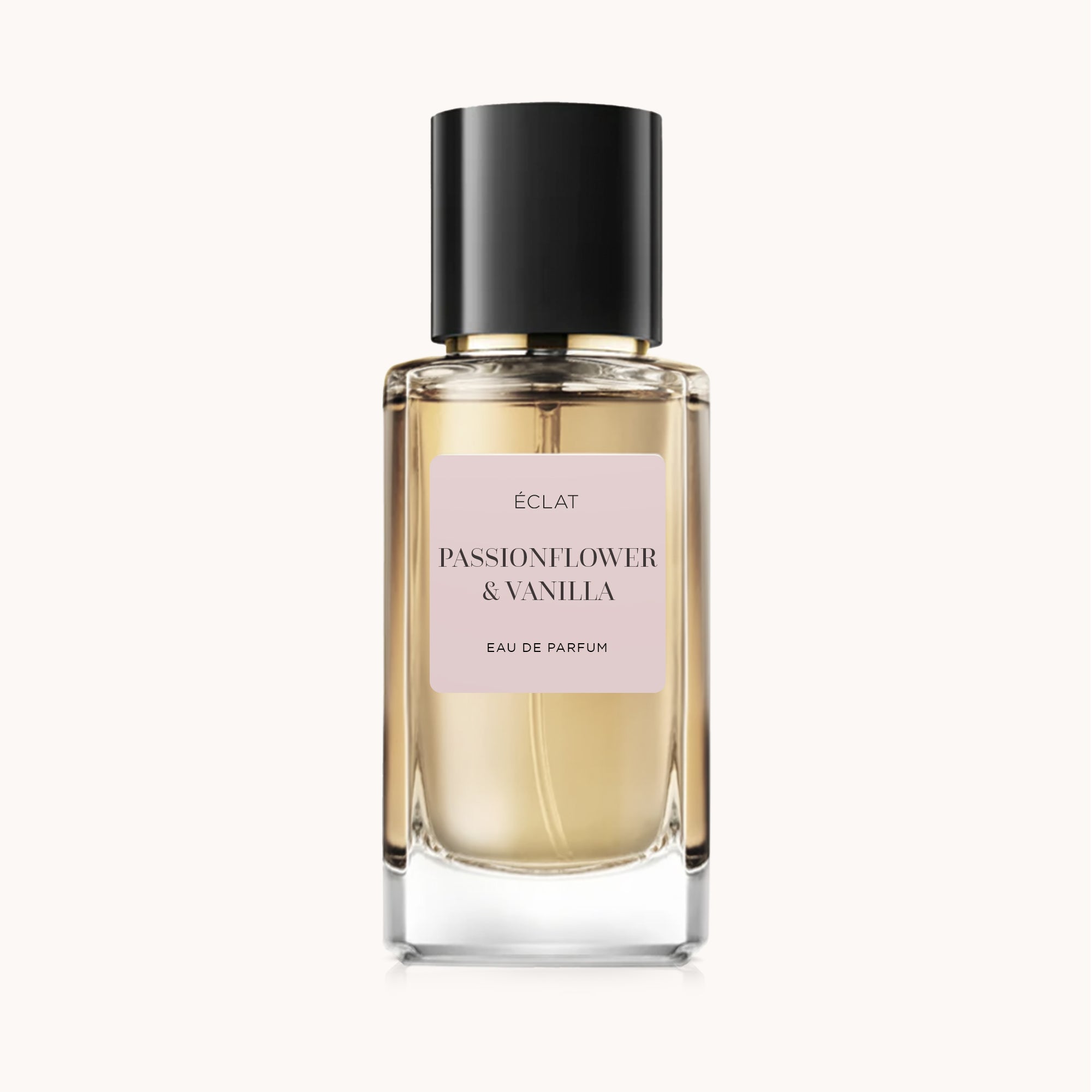 Fasetonowana szklana butelka ÉCLAT Passionflower & Vanilla z czarną nakrętką i różową etykietą.